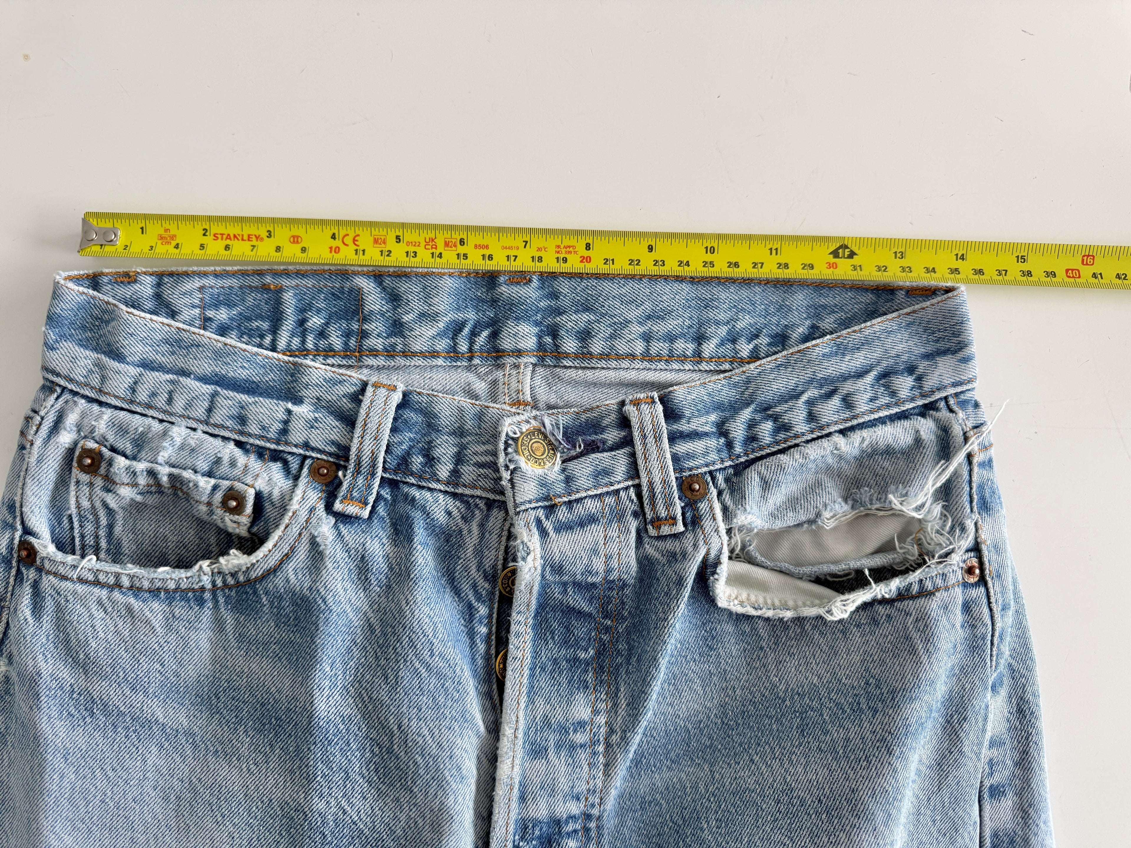 W28 L32 vintage Levis 501 27/28” measured medium light blue faded 80s USA Levi’s 501s golden buttons