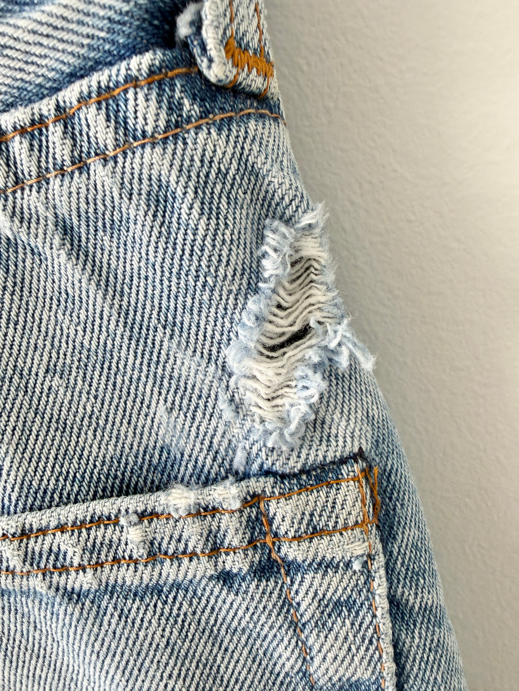 W30 L30 vintage Levis 501 29-30” measured distressed light blue denim 80s 501s