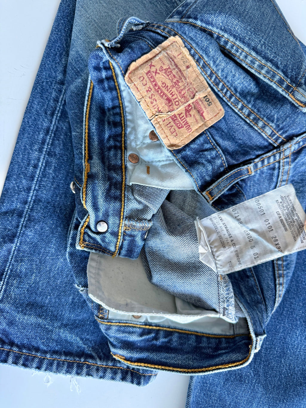 W26 L30 vintage Levis 501 dark blue 25/26” measured waist Y2K levis 501s