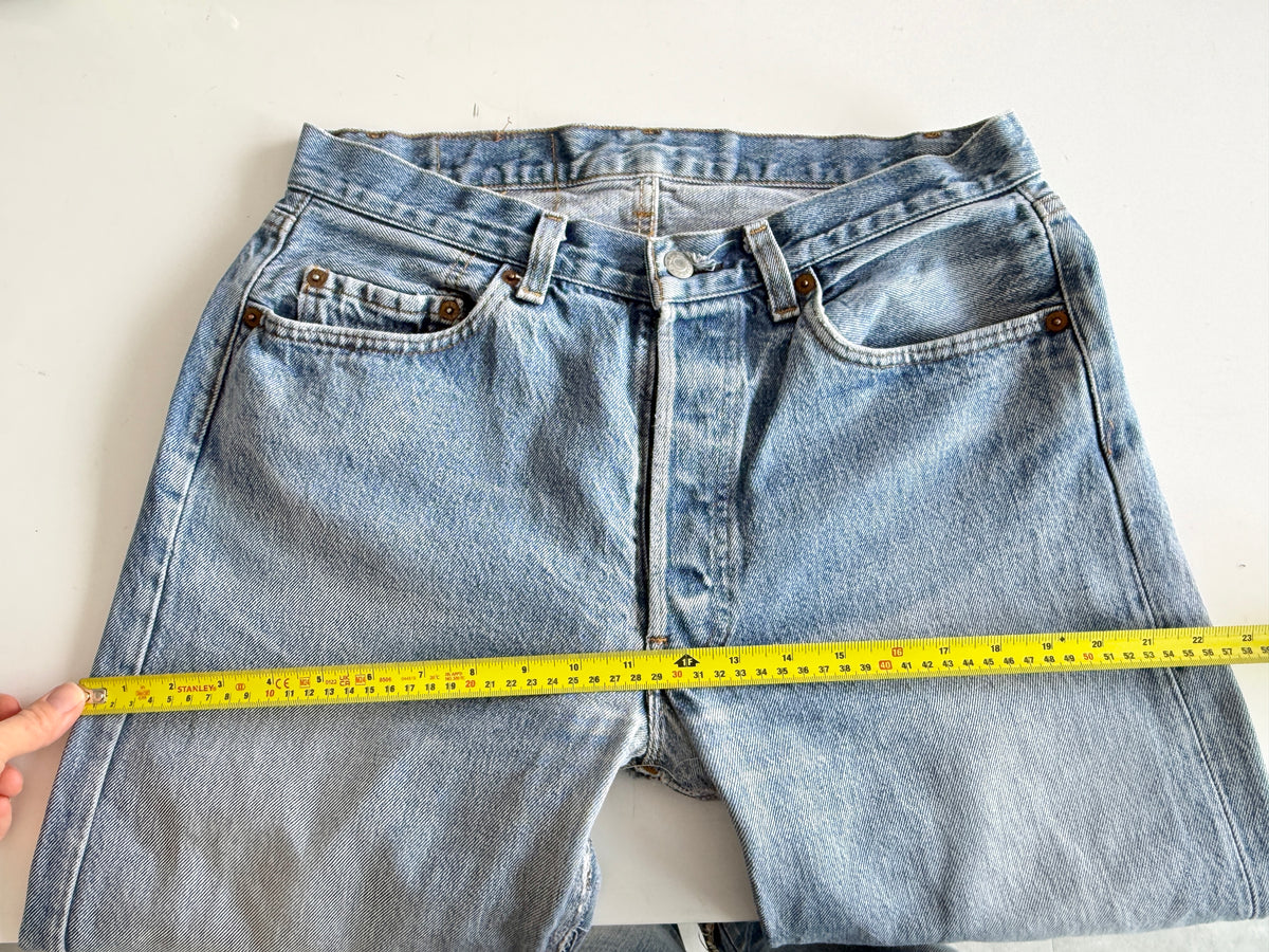 W31 L29 vintage Levis 501 medium blue 30/31” measured waist 501s 80s USA