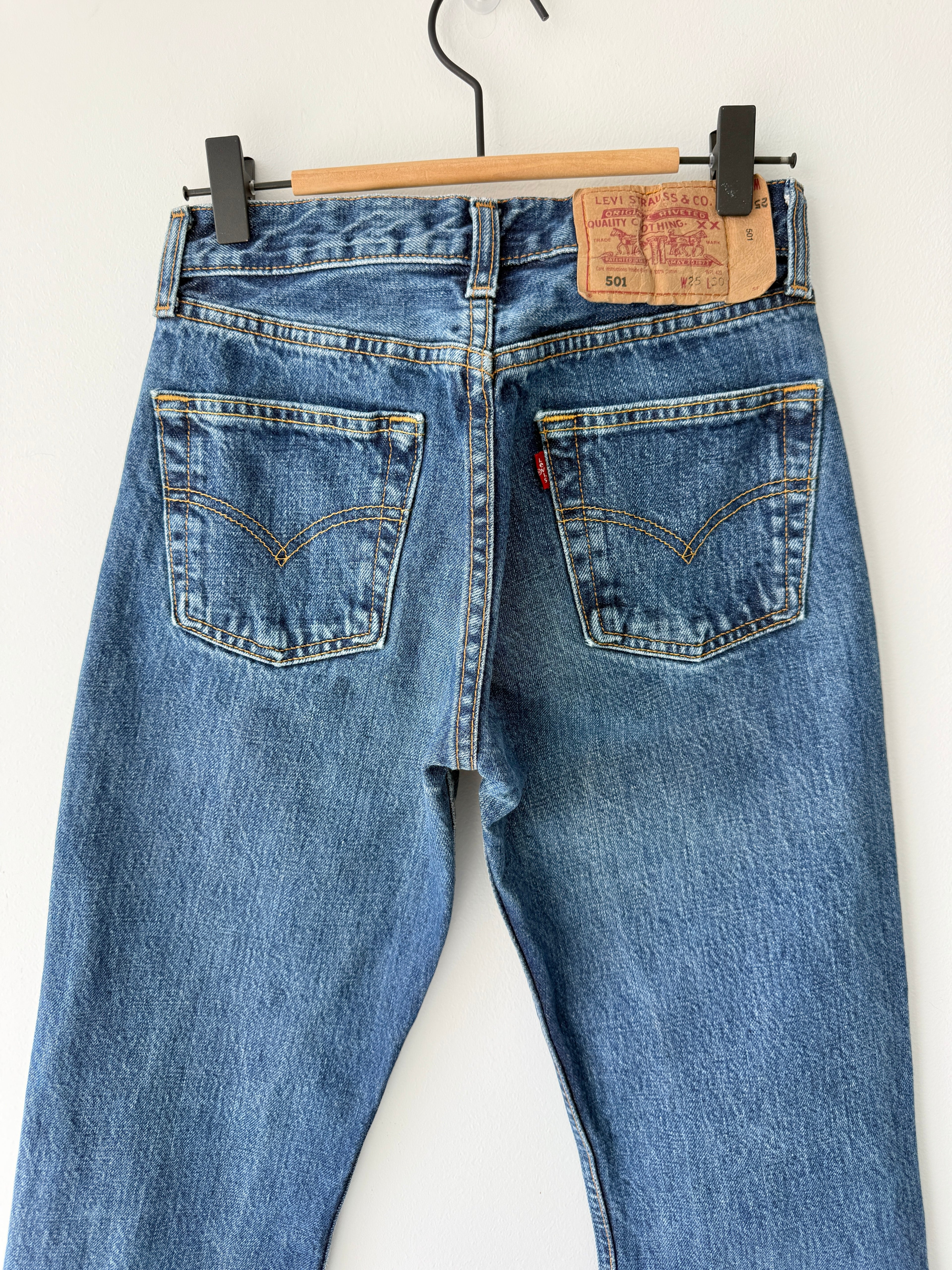 W24 L29 vintage Levis 501 23/24” measured waist faded dark blue 501s 90s denim
