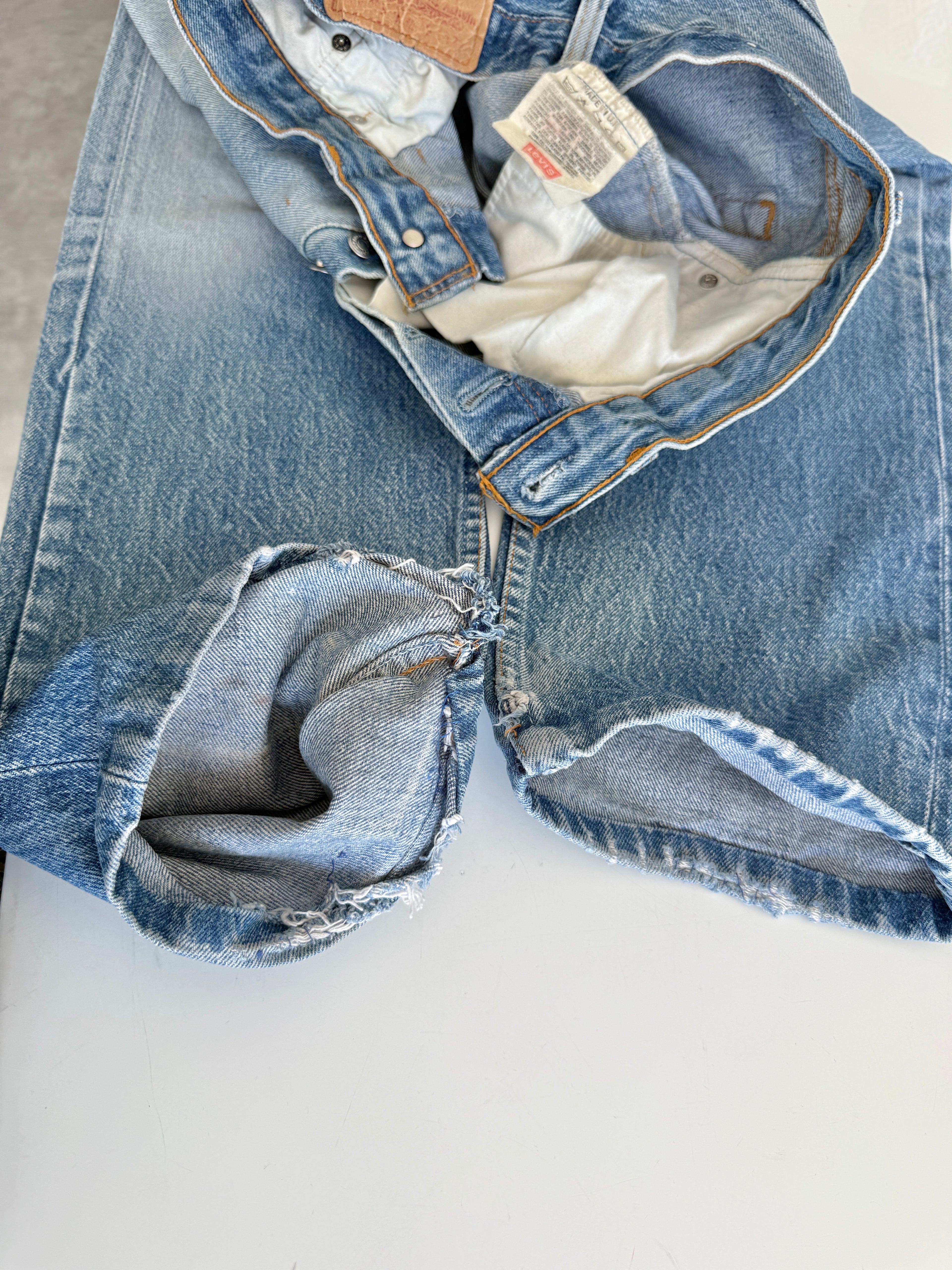 W30 L31 vintage Levis 501 29/30” measured waist medium faded blue 80s 501s