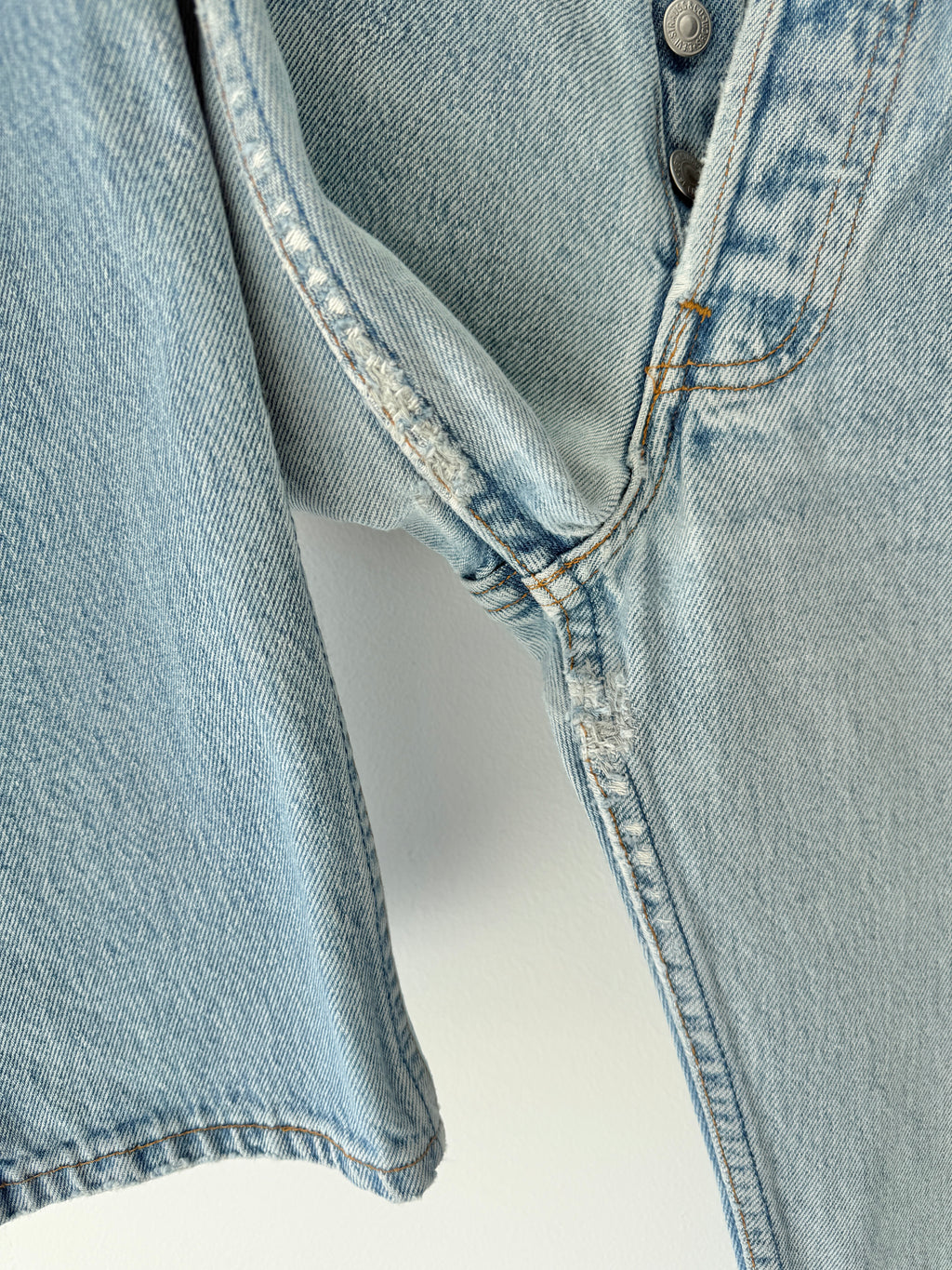 Soft W25 L29 vintage Levis 501 24/25” measured waist light blue 501s made in 90s USA