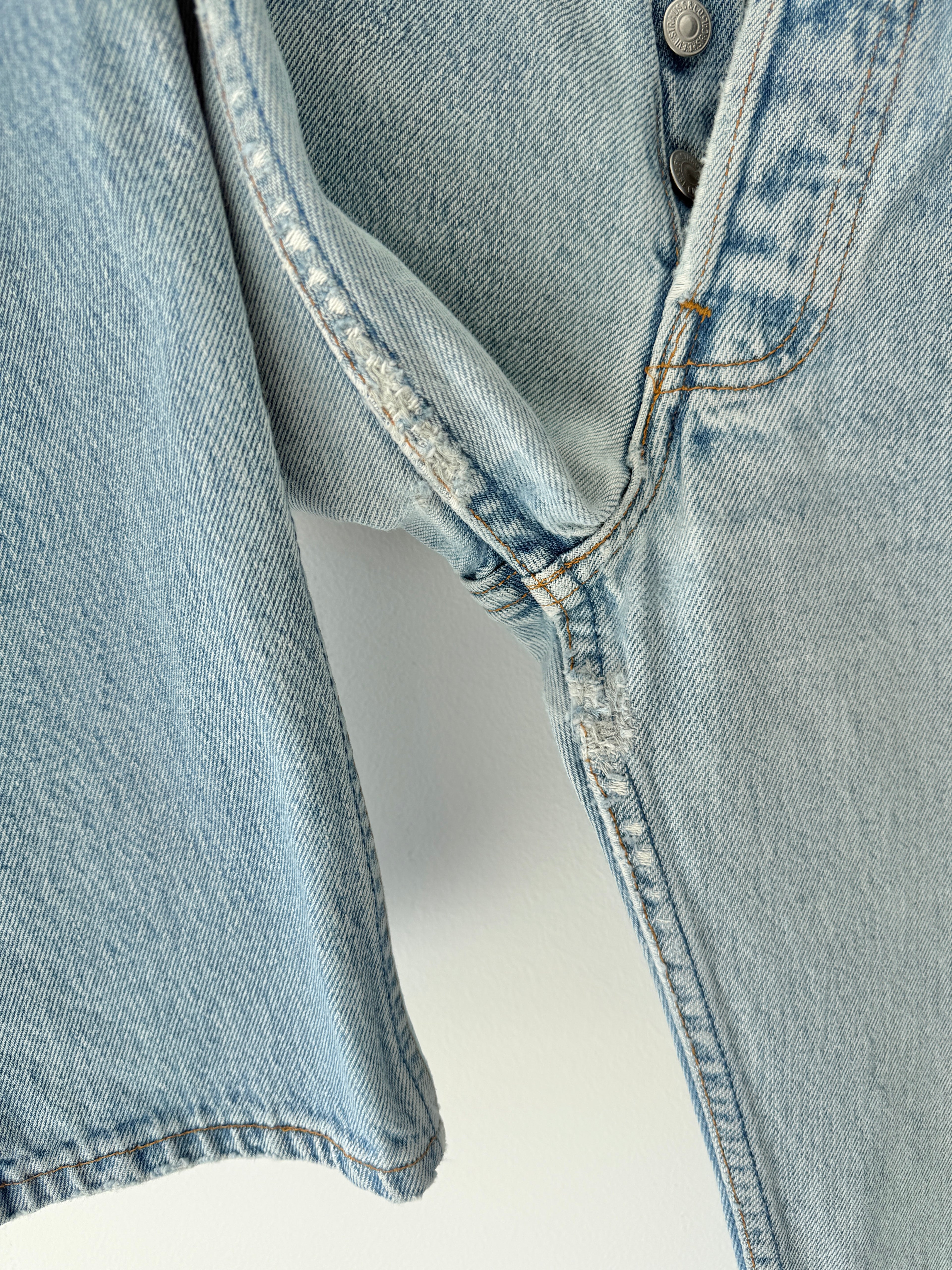 Soft W25 L29 vintage Levis 501 24/25” measured waist light blue 501s made in 90s USA