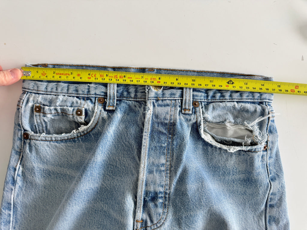 W28 L32 vintage Levis 501 27/28” measured medium light blue faded 80s USA Levi’s 501s golden buttons