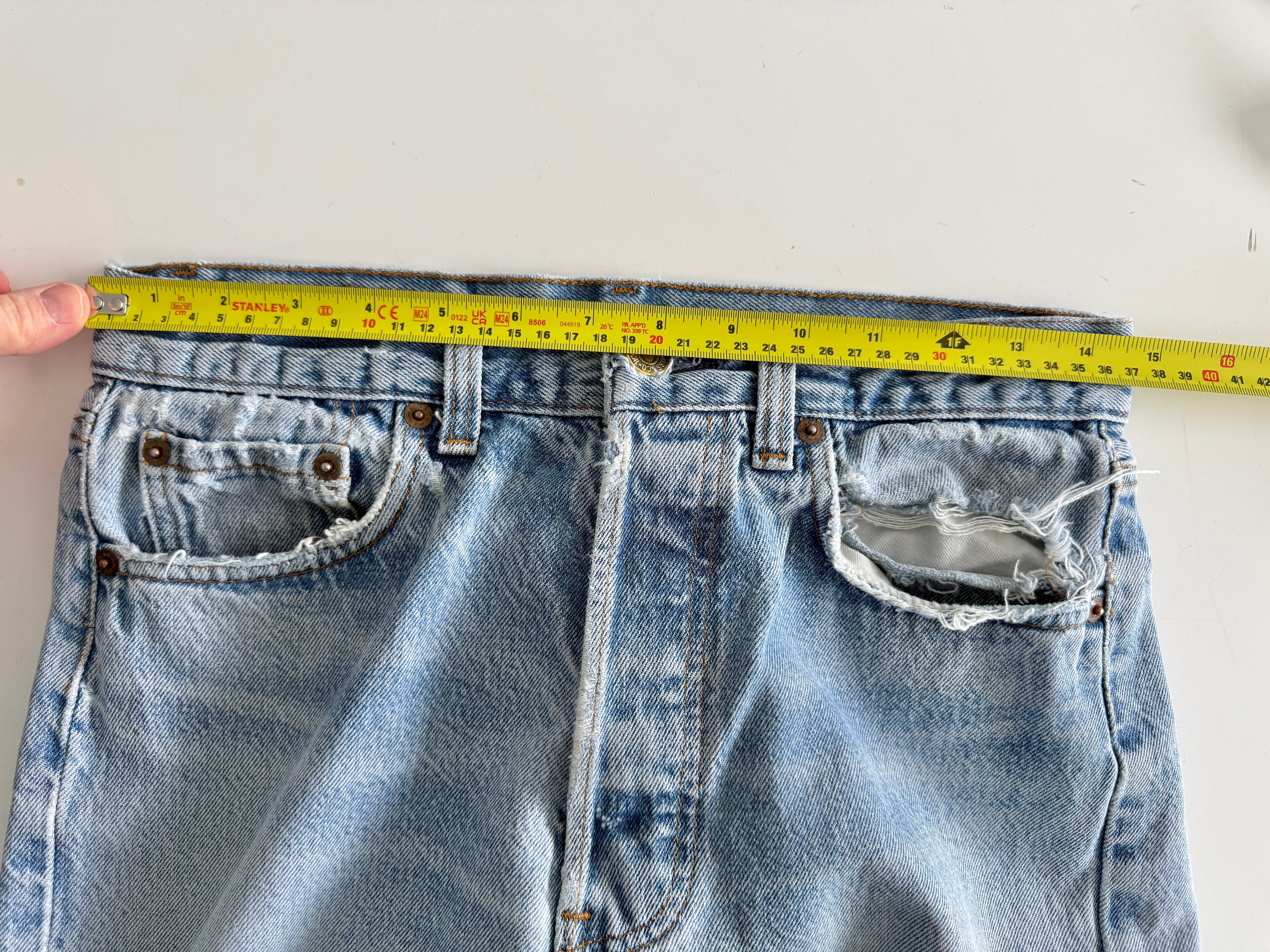 W28 L32 vintage Levis 501 27/28” measured medium light blue faded 80s USA Levi’s 501s golden buttons