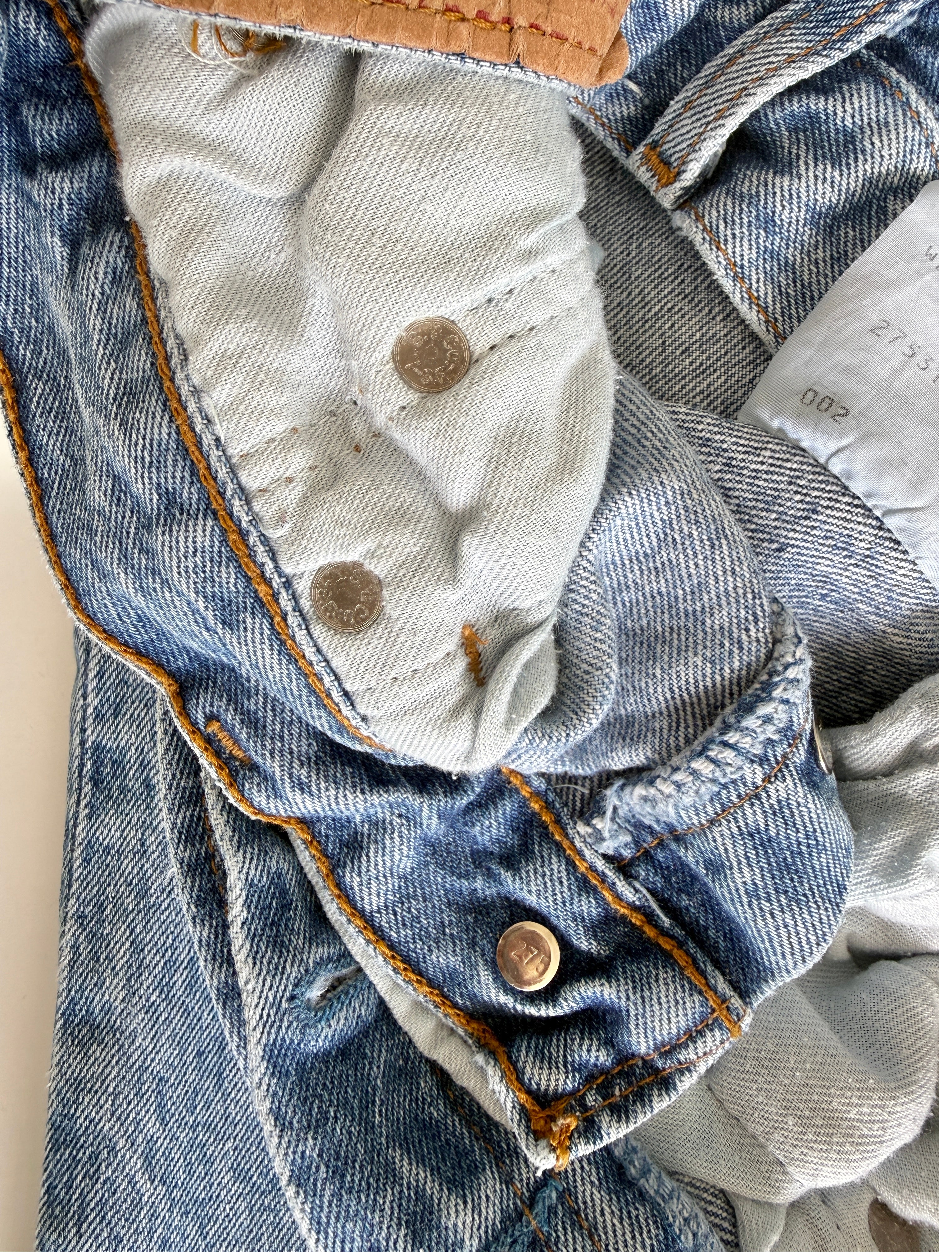 W25 L32 vintage Levis 501 25” measured waist blue 501s made in 80s