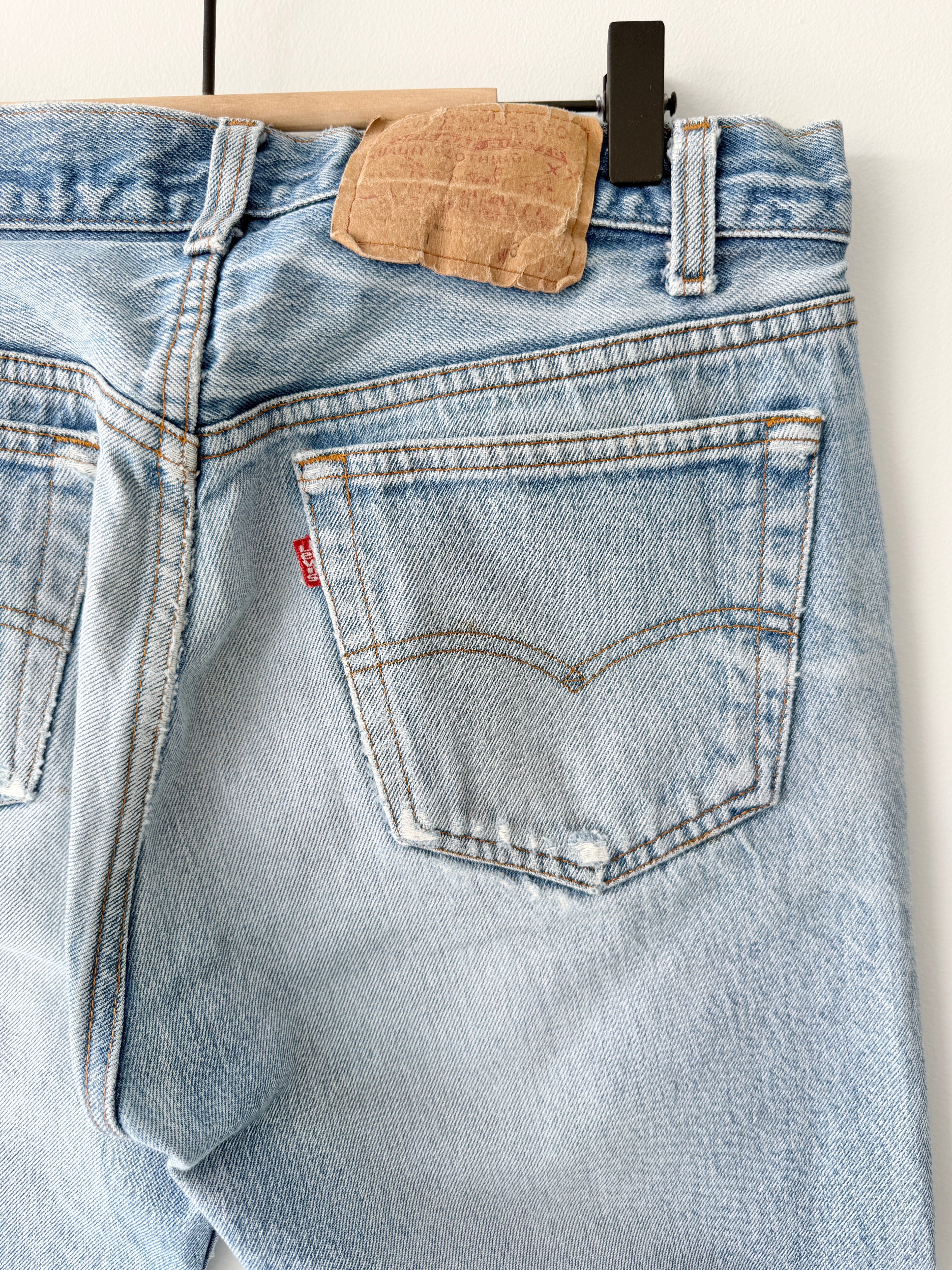 W31 L30 vintage Levis 501 30-31” measured medium light blue denim 80s USA 501s