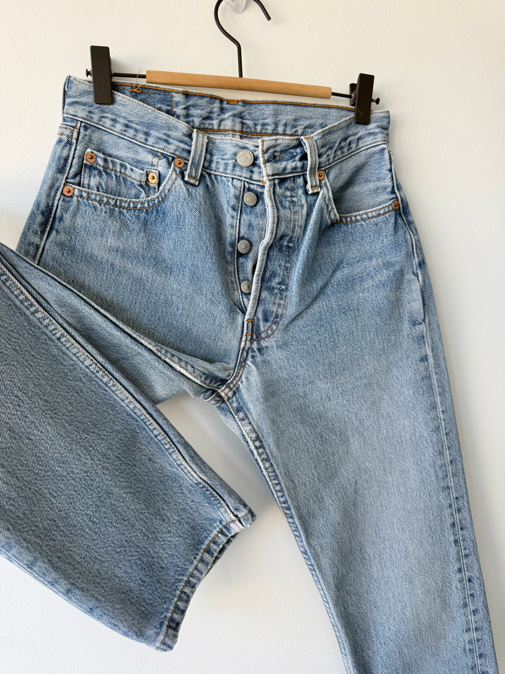 W25 L31 vintage Levis 501 24/25” measured waist medium light blue 501s 90s  USA nl