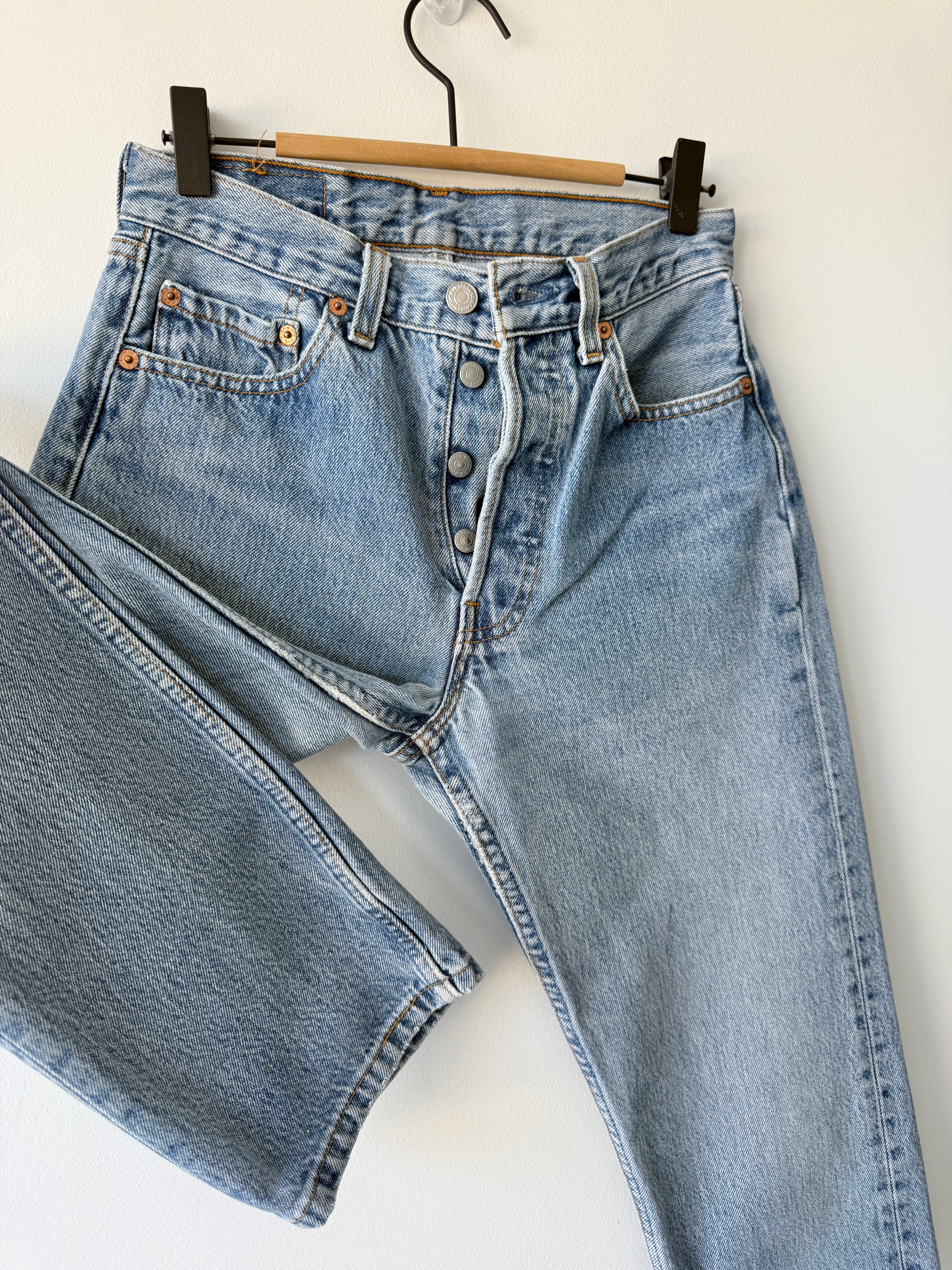 W25 L31 vintage Levis 501 24/25” measured waist medium light blue 501s 90s  USA nl