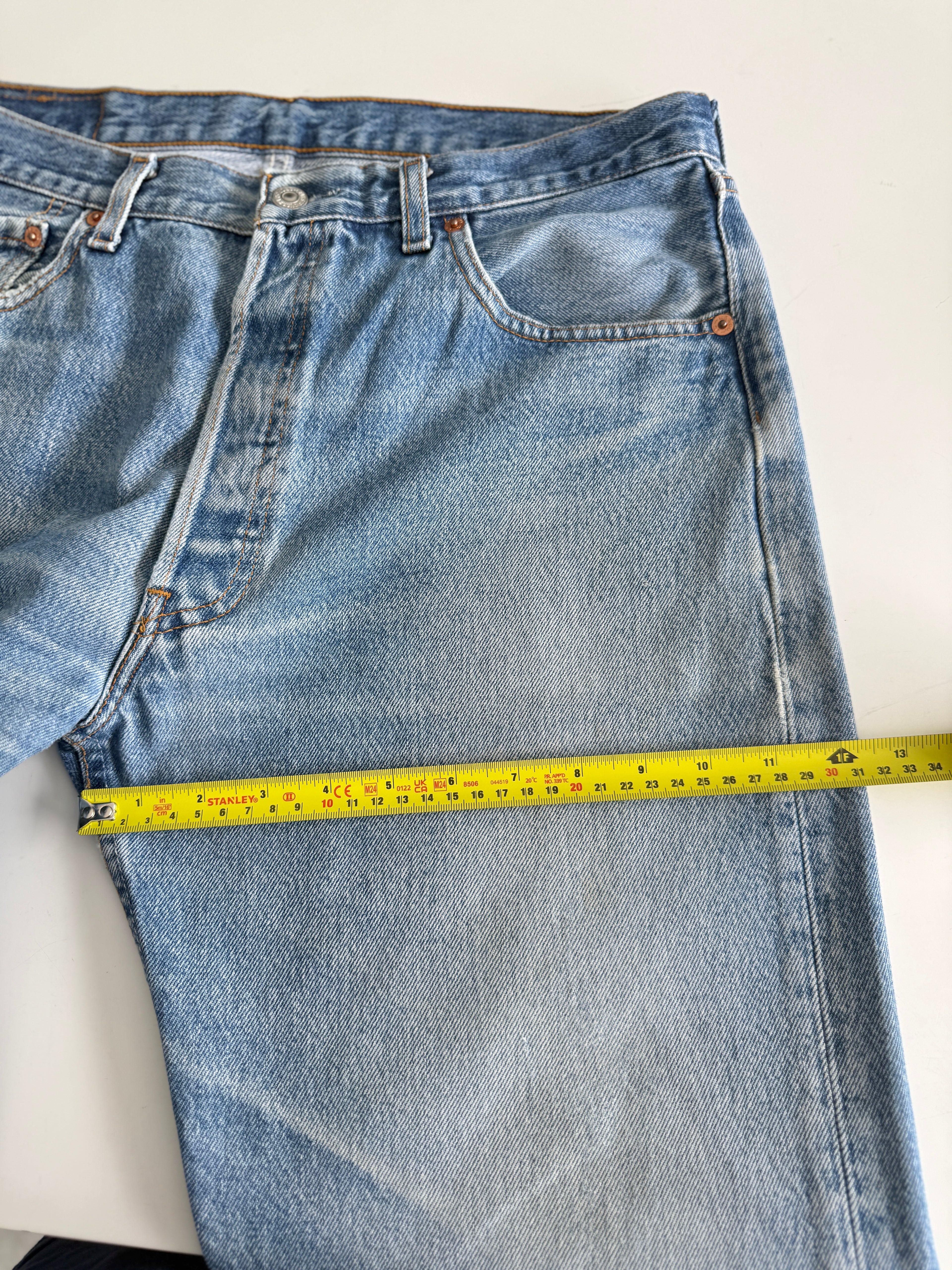 W32 L30 vintage Levis 501 31-32” measured waist faded medium blue made in y2k