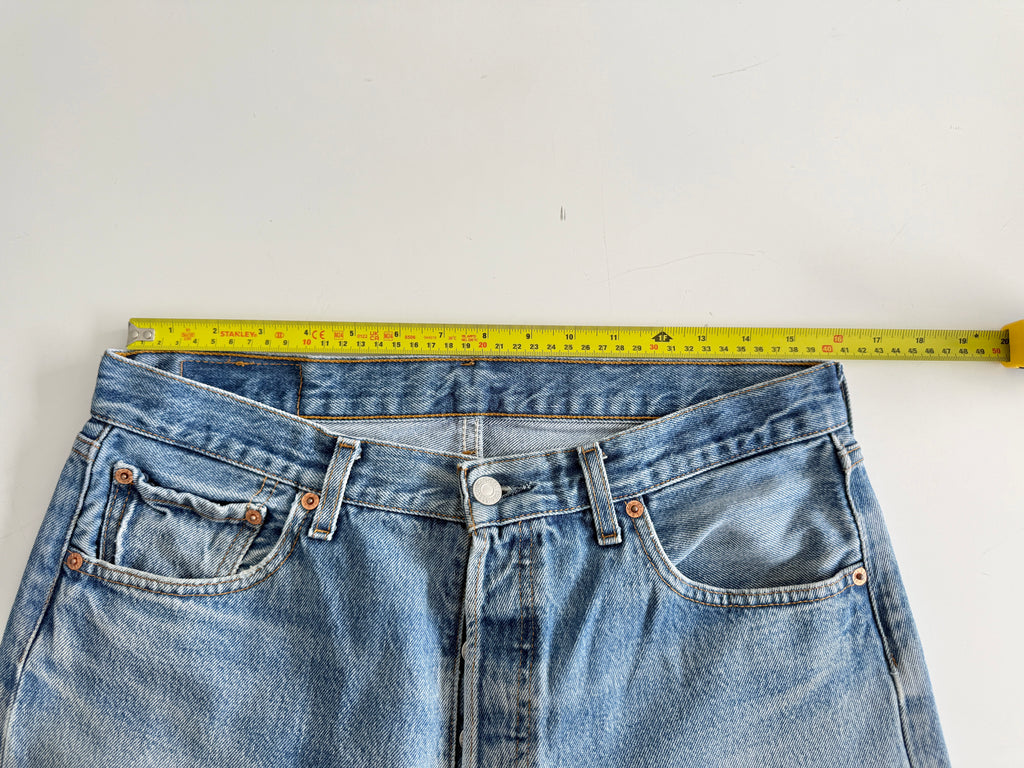 W32 L30 vintage Levis 501 31-32” measured waist faded medium blue made in y2k