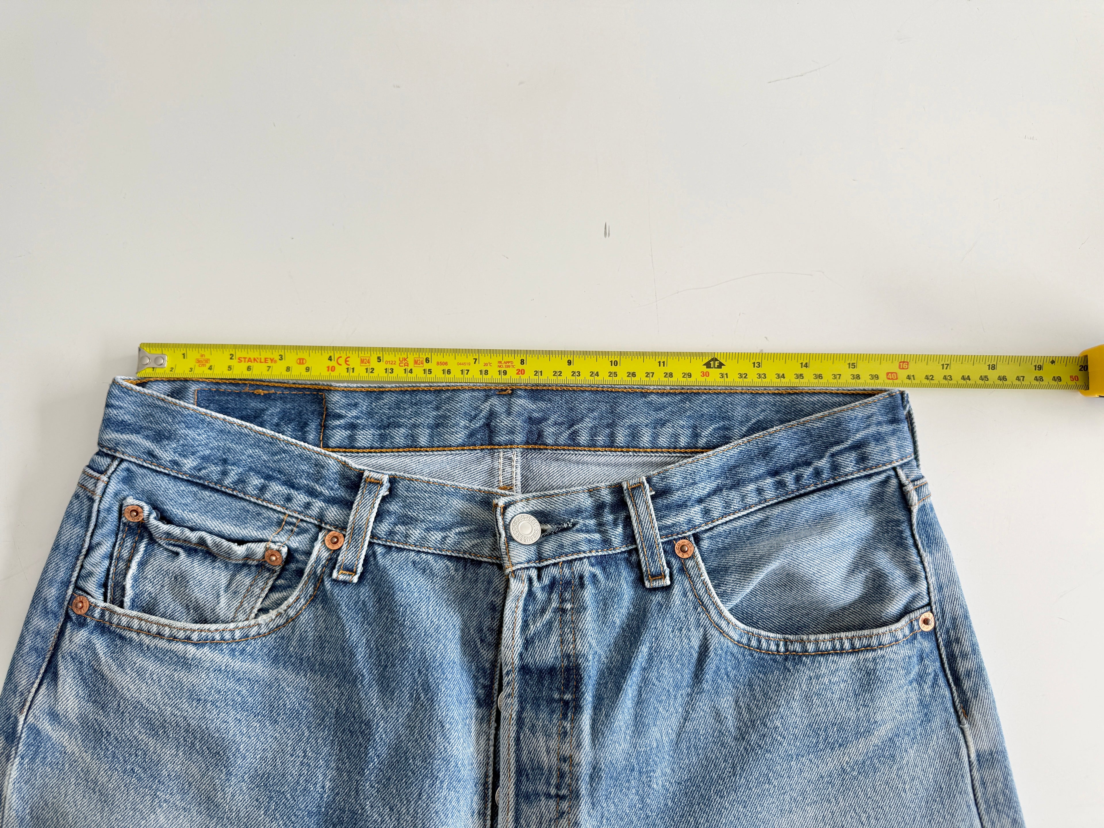 W32 L30 vintage Levis 501 31-32” measured waist faded medium blue made in y2k