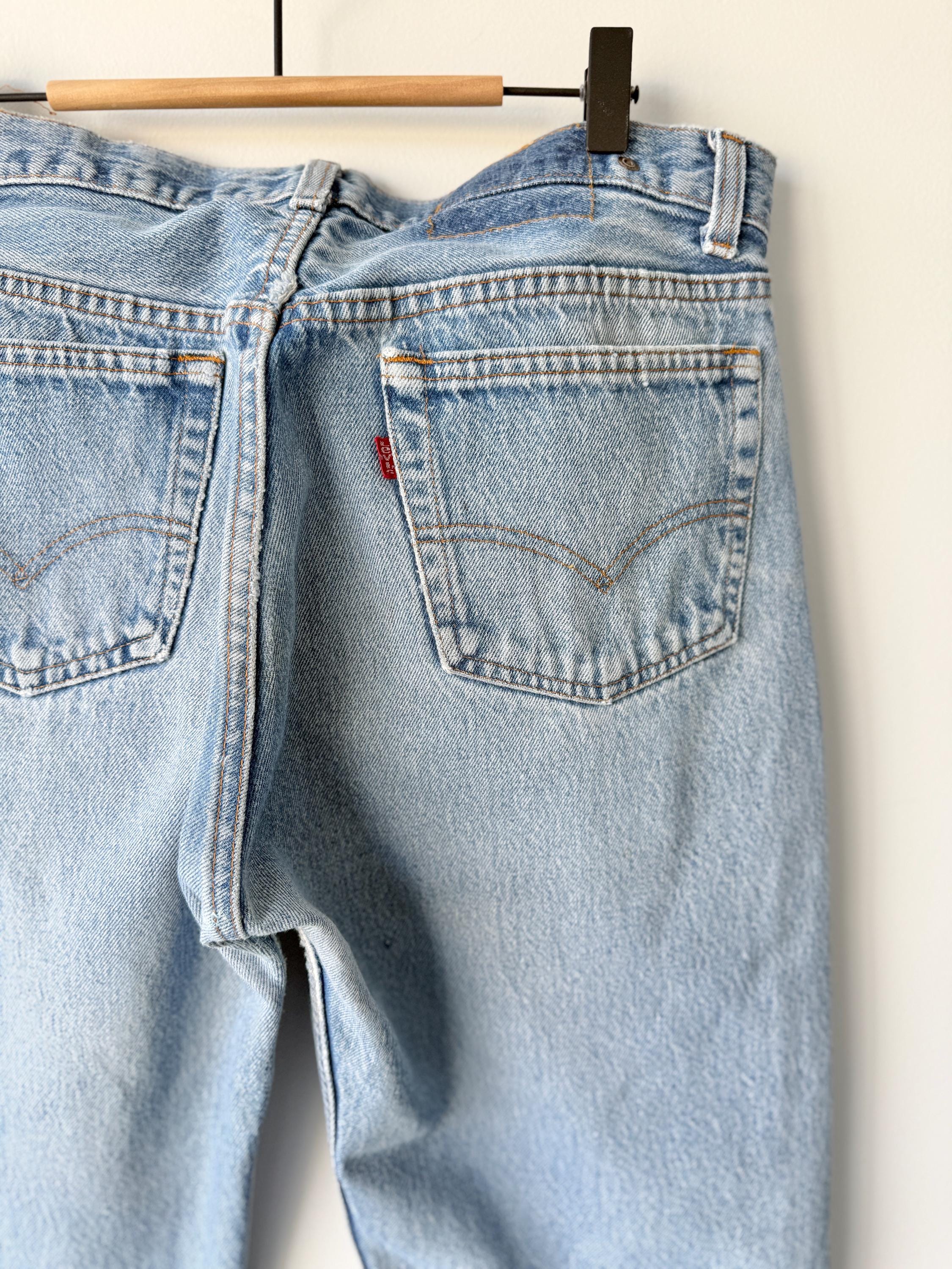 W31 L32 vintage Levis 501 30-31” measured waist medium faded denim made in USA 80s
