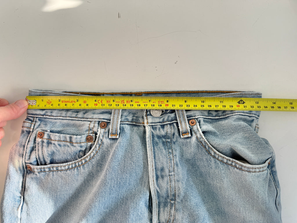 W25 L33 vintage Levis 501s 24/25” medium blue denim Levi’s 501s 90s USA