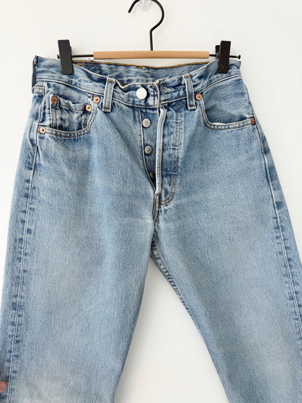 W25 L30 vintage Levis 501 25” light medium blue Levi’s 501s