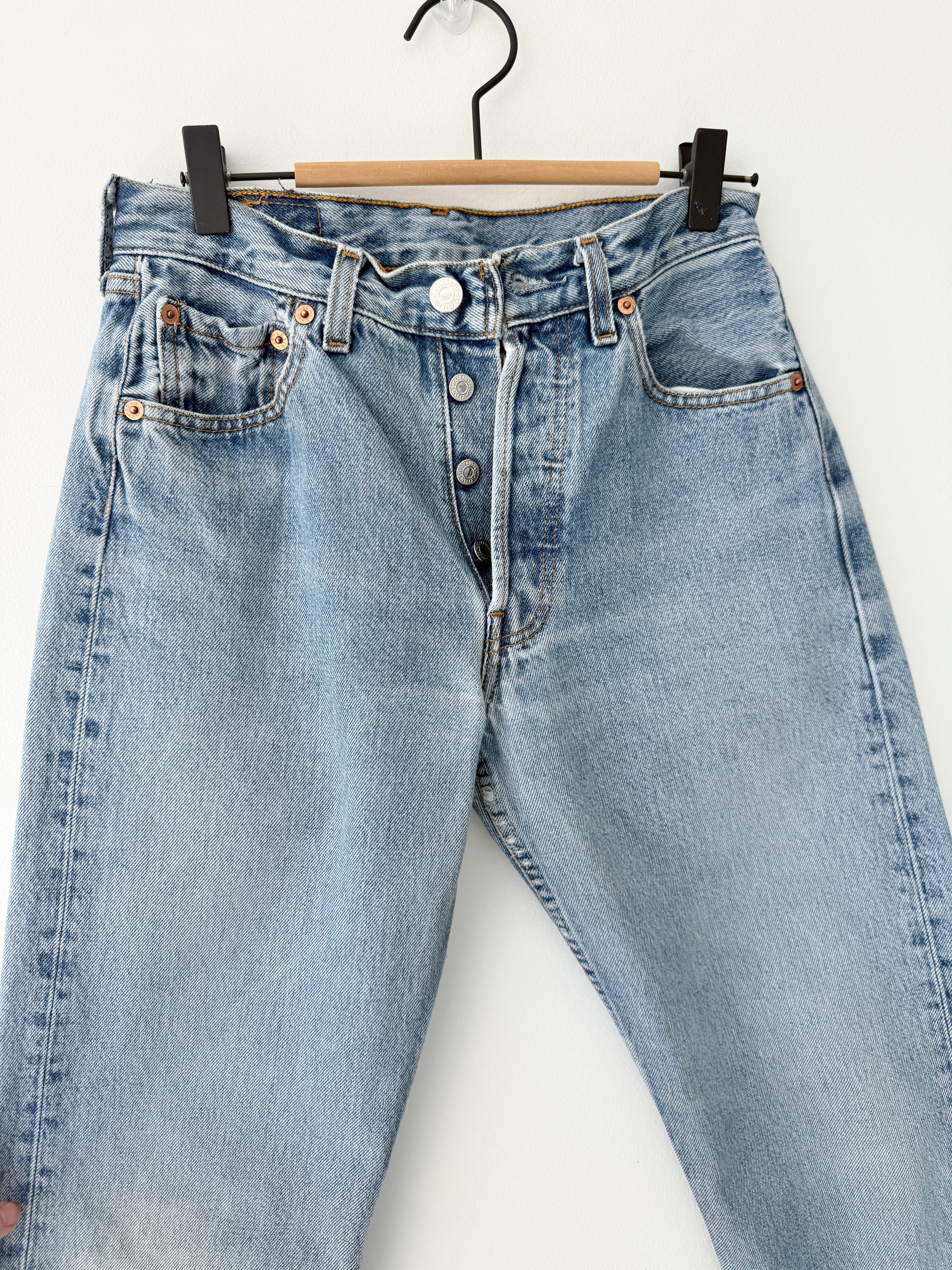 W25 L30 vintage Levis 501 25” light medium blue Levi’s 501s