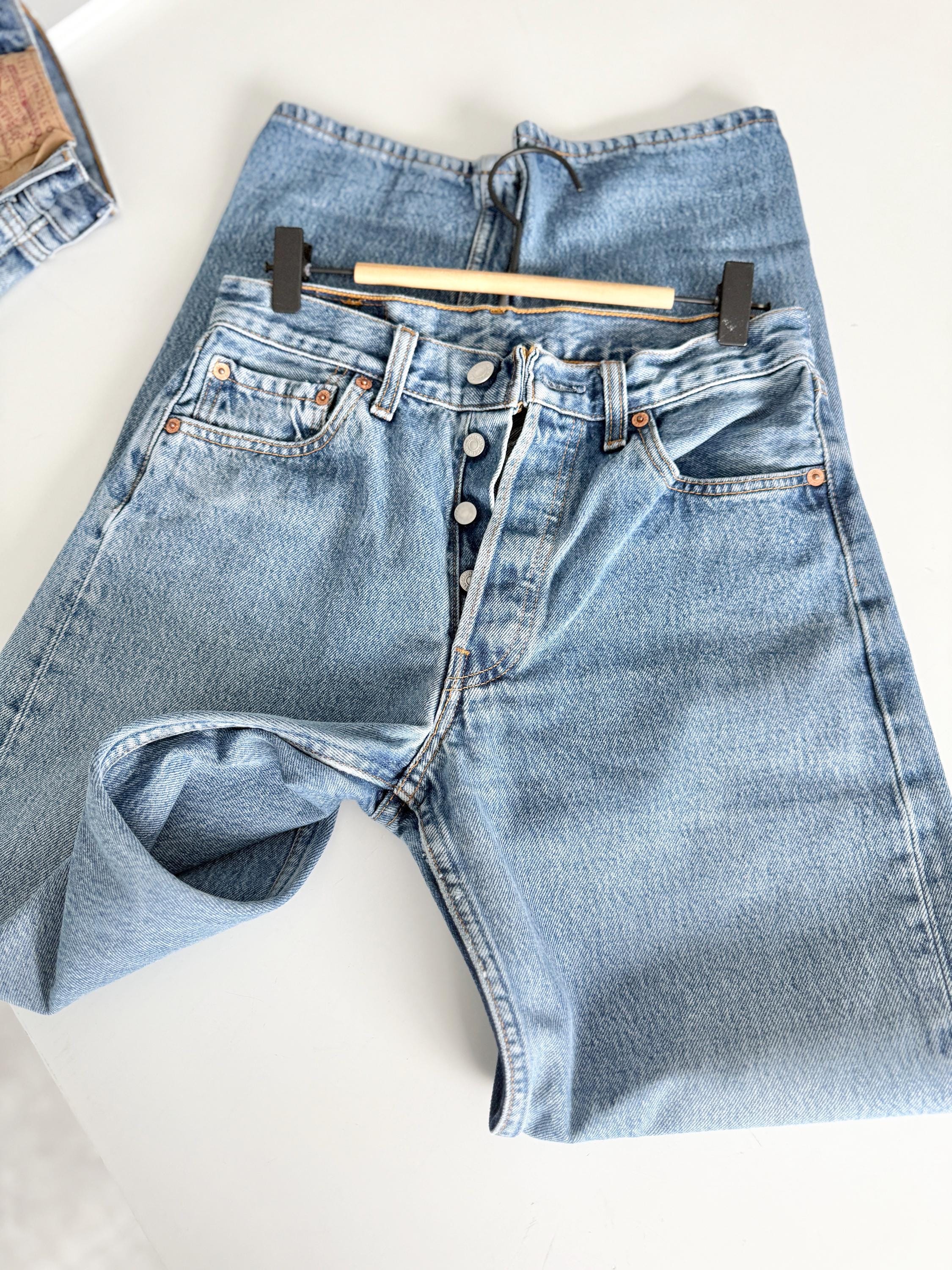 W27 L31 vintage Levis 501 26-27” measured medium blue fade made in y2k