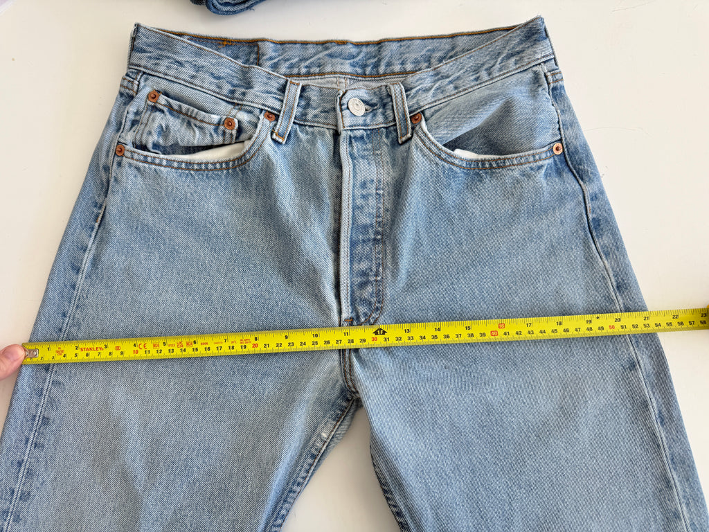 W28 L30 vintage Levis 501 27/28” light blue Levi’s 501s 90s