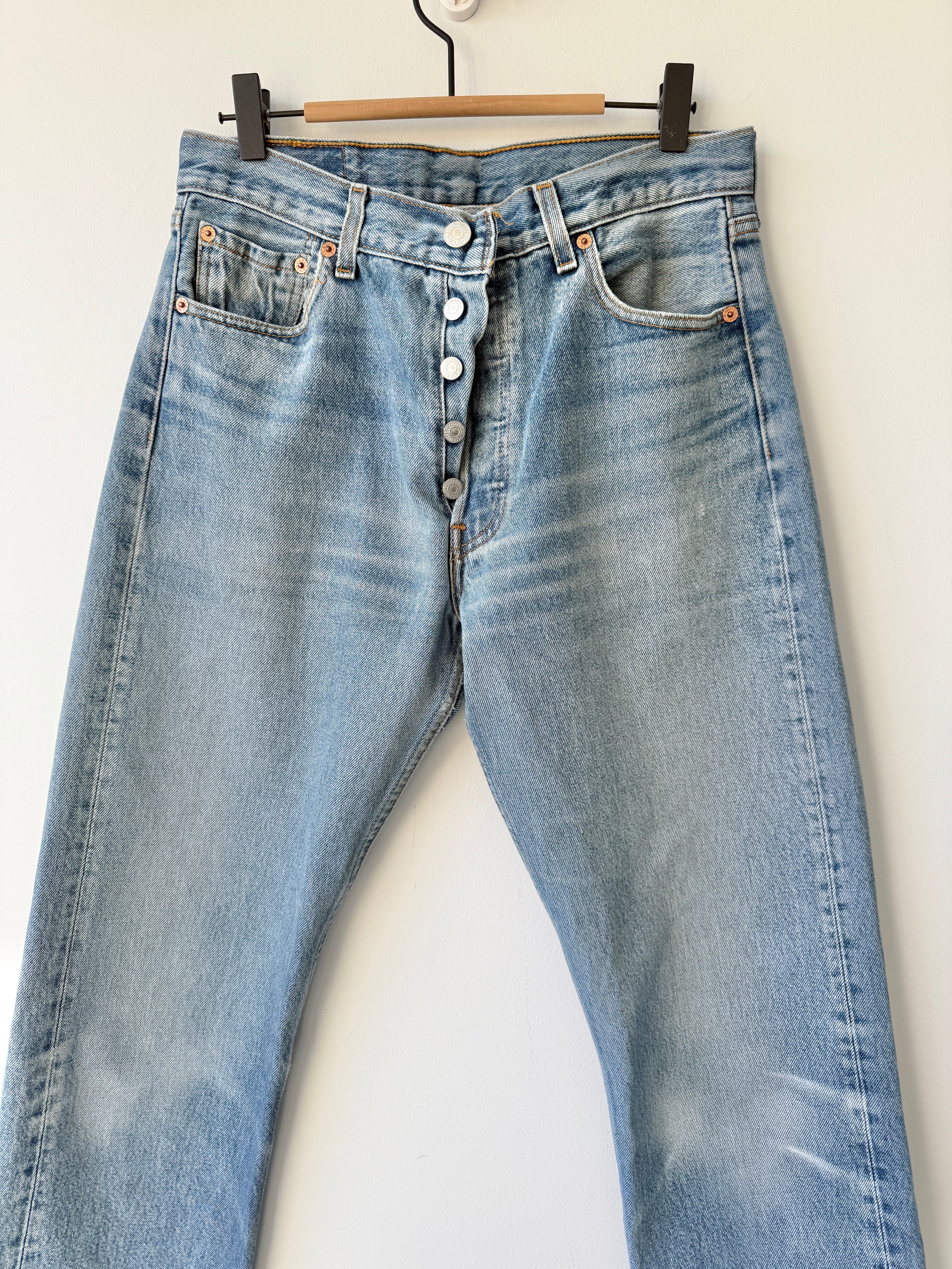 W29 L33 vintage Levis 501 29” measured medium faded whiskers blue Y2K Levi’s 501s