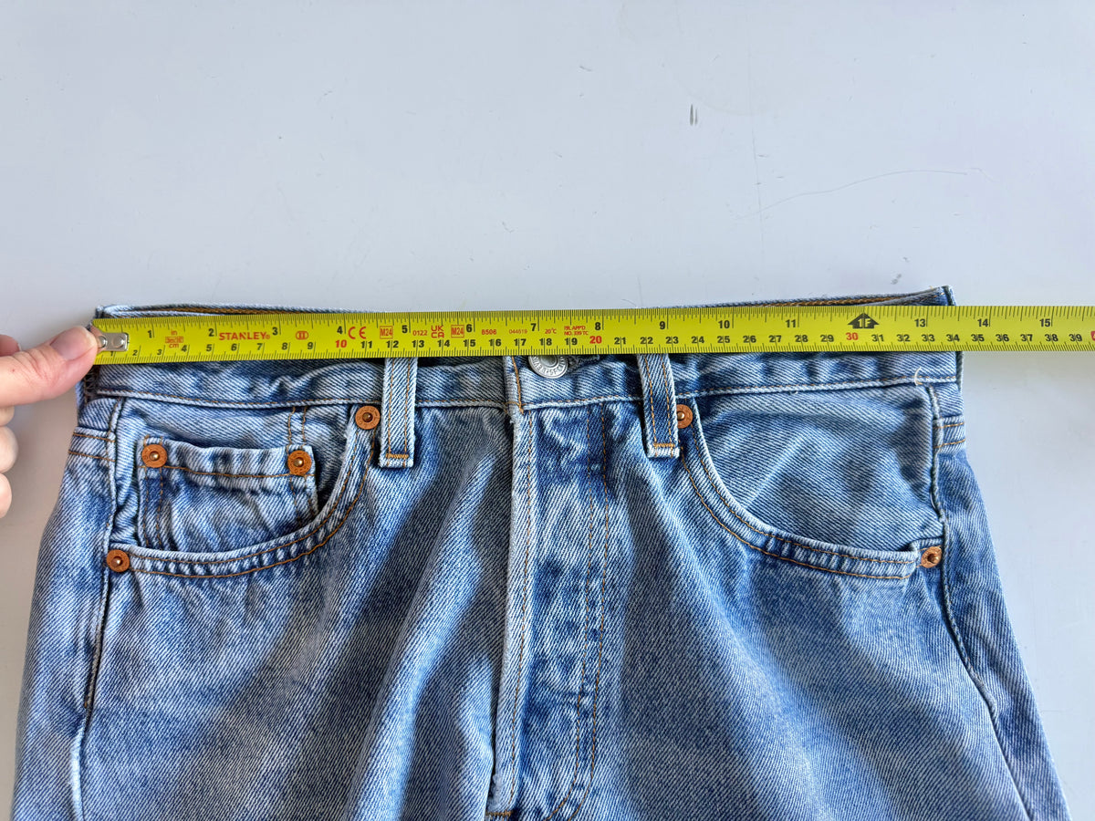 W26 L30 vintage Levis 501 light medium blue 25/26” measured waist 90s levis 501s