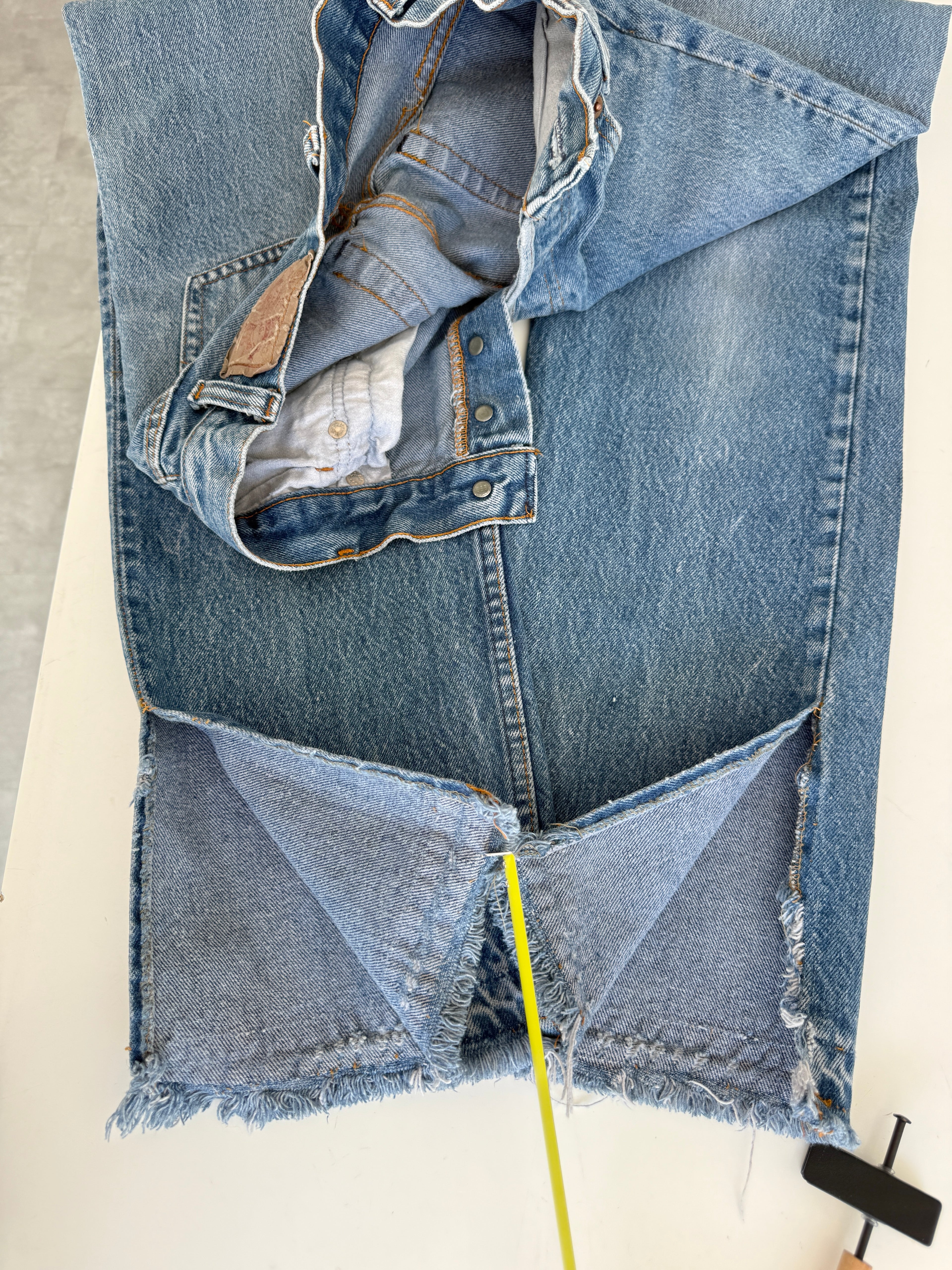 W25 L33 vintage Levis 701 25” measured waist medium blue faded  80s 701s made in USA