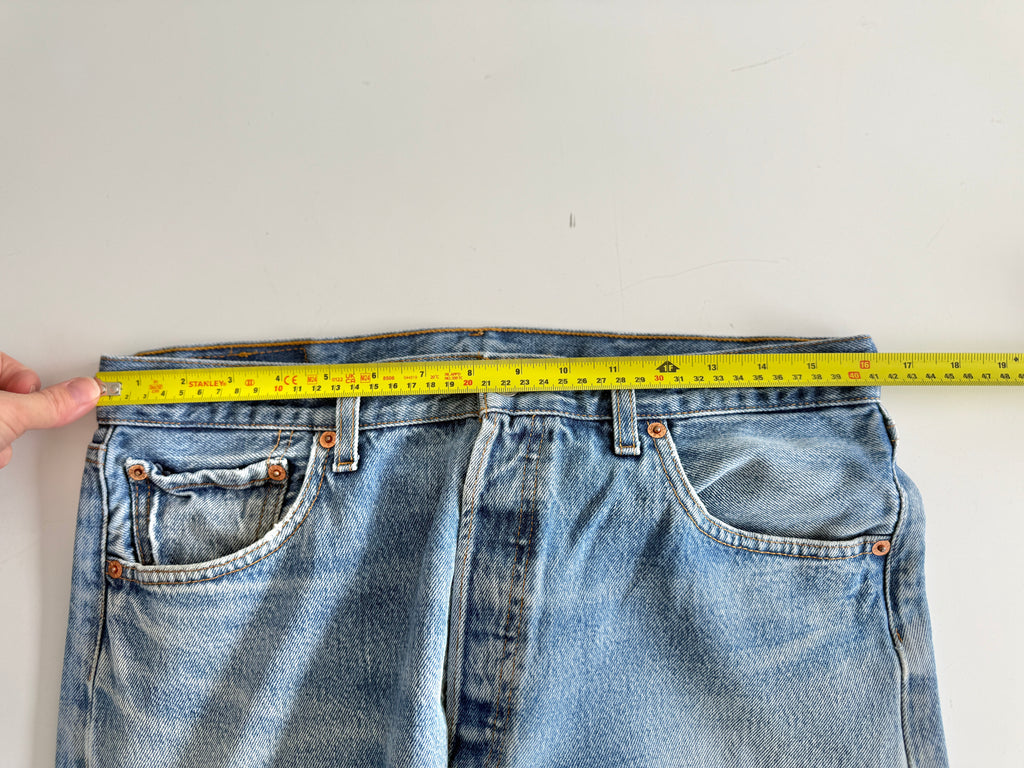 W32 L30 vintage Levis 501 31-32” measured waist faded medium blue made in y2k