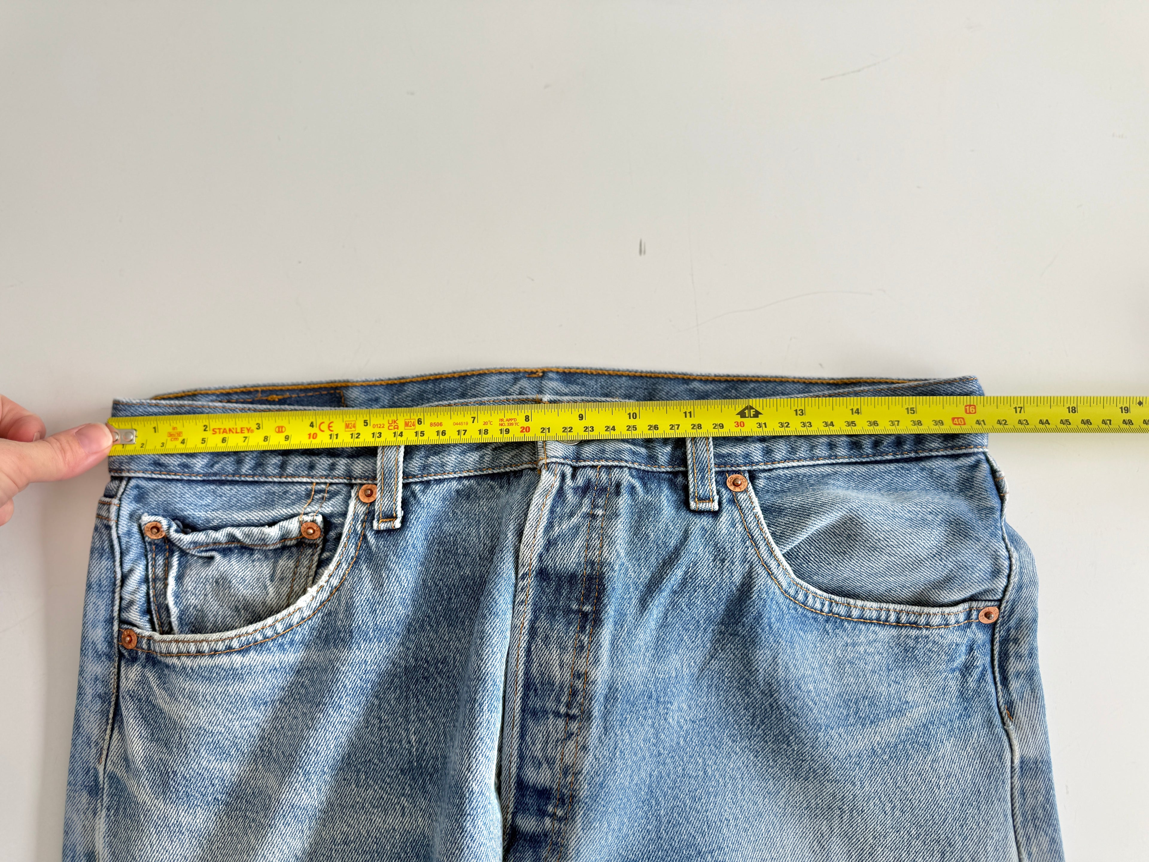 W32 L30 vintage Levis 501 31-32” measured waist faded medium blue made in y2k