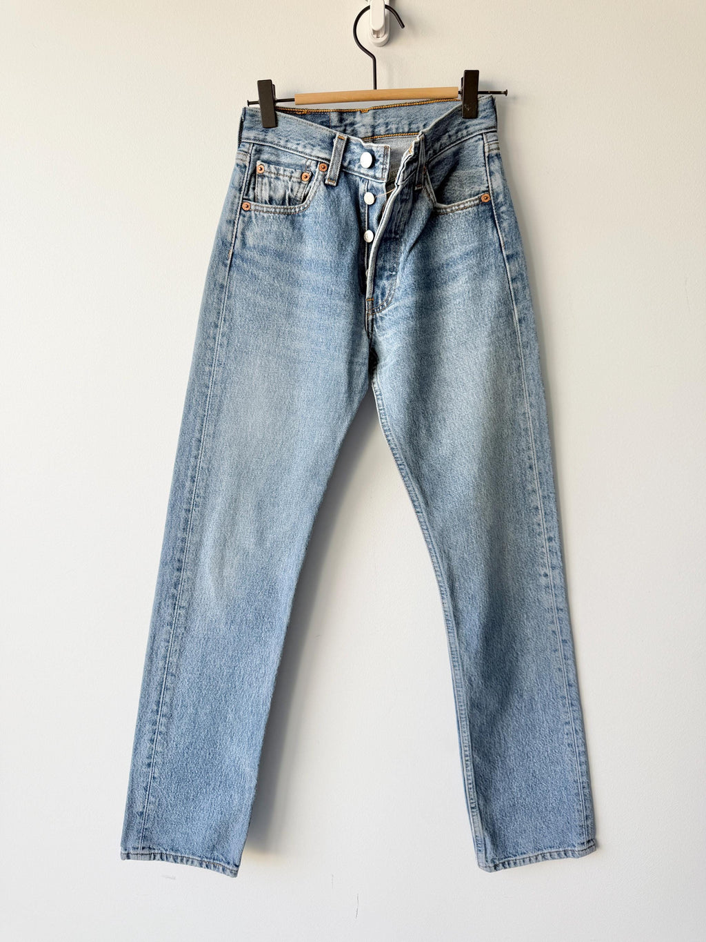 W23 L30 vintage Levis 501 22-23” measured medium blue made in 90s )