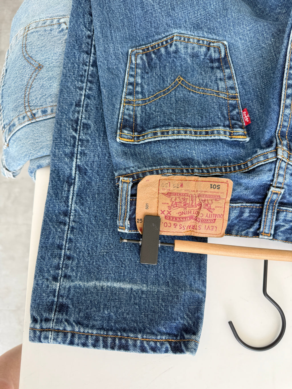 W24 L29 vintage Levis 501 23/24” measured waist faded dark blue 501s 90s denim