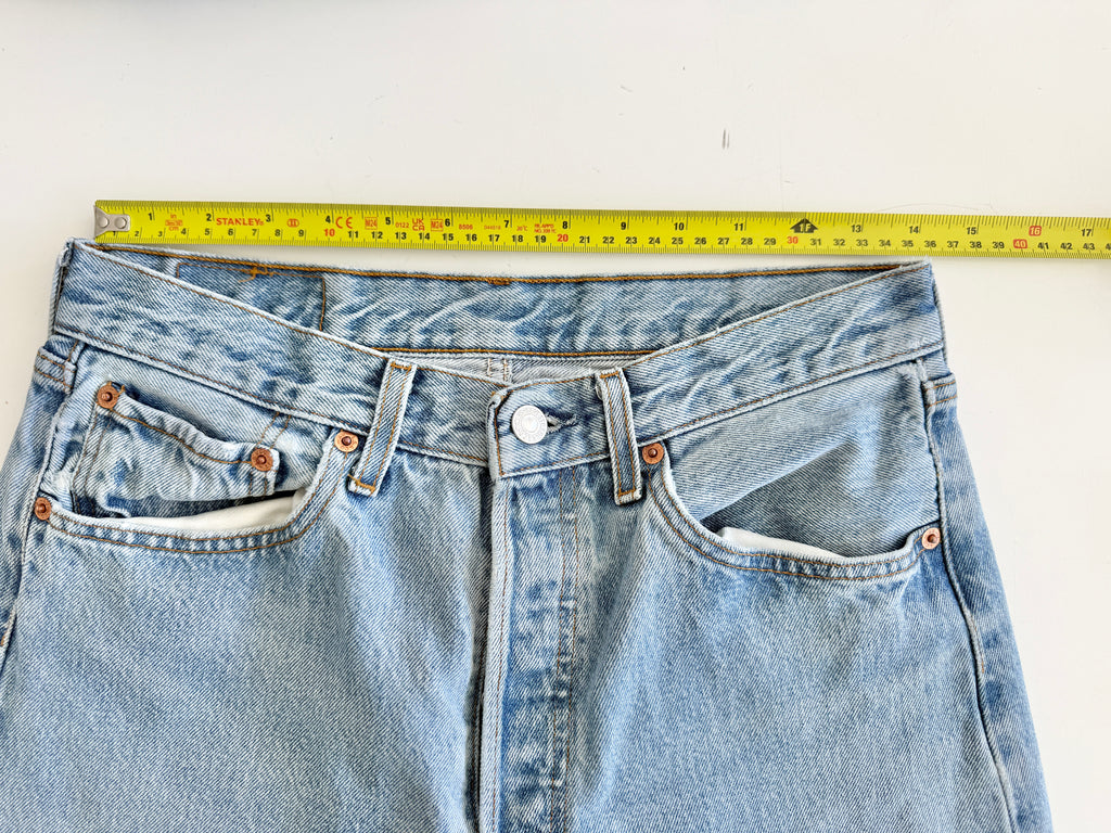 W28 L30 vintage Levis 501 27/28” light blue Levi’s 501s 90s