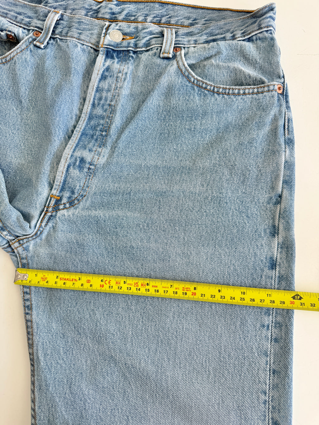 W33 L32 vintage Levis 501 32/33” measured waist medium blue 90s USA  501s