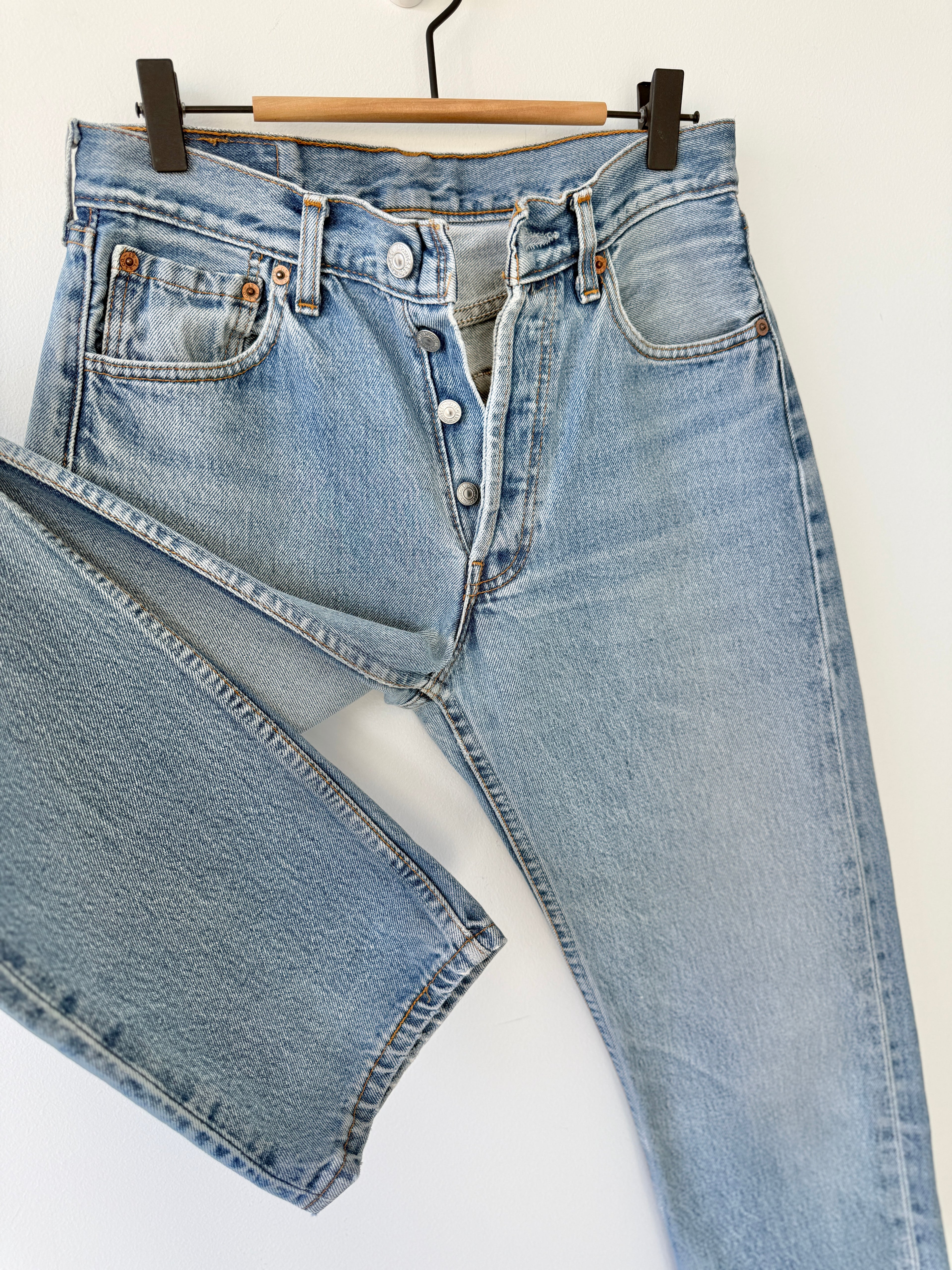 W27 L32 vintage Levis 501 26-27” measured medium faded blue 90’s levi’s 501s