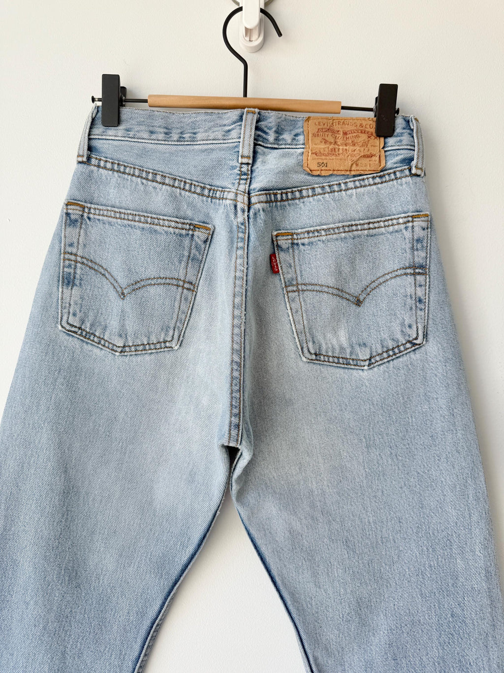 W25 L31 Levis 501 vintage 25” measured waist medium light blue made in 90s
