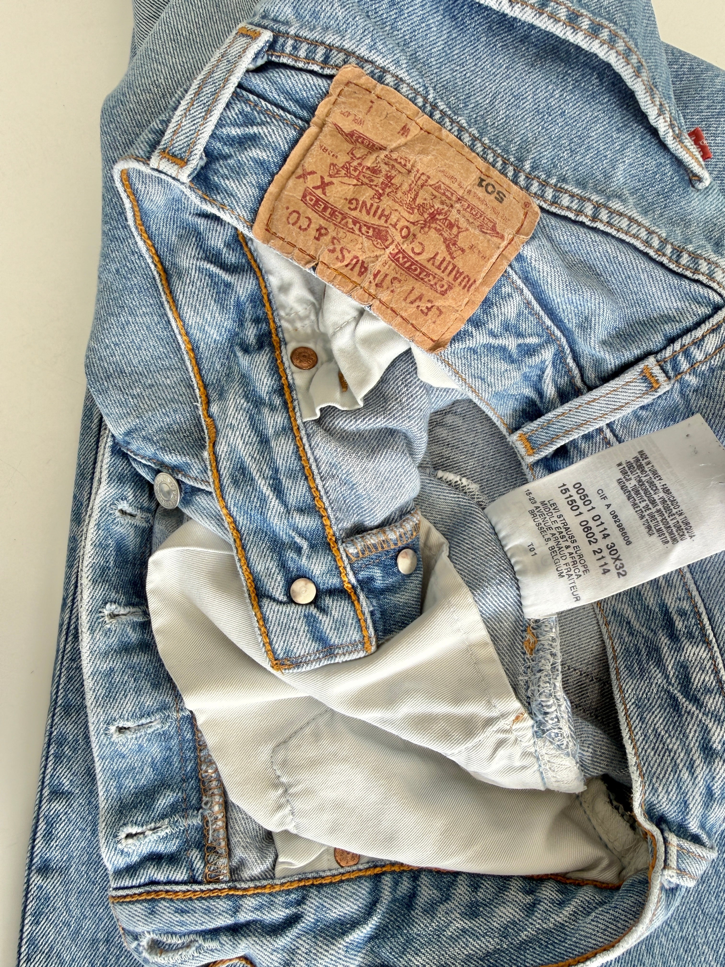 W28 L30 vintage Levis 501s 27/28” medium blue denim Levi’s 501s Y2K