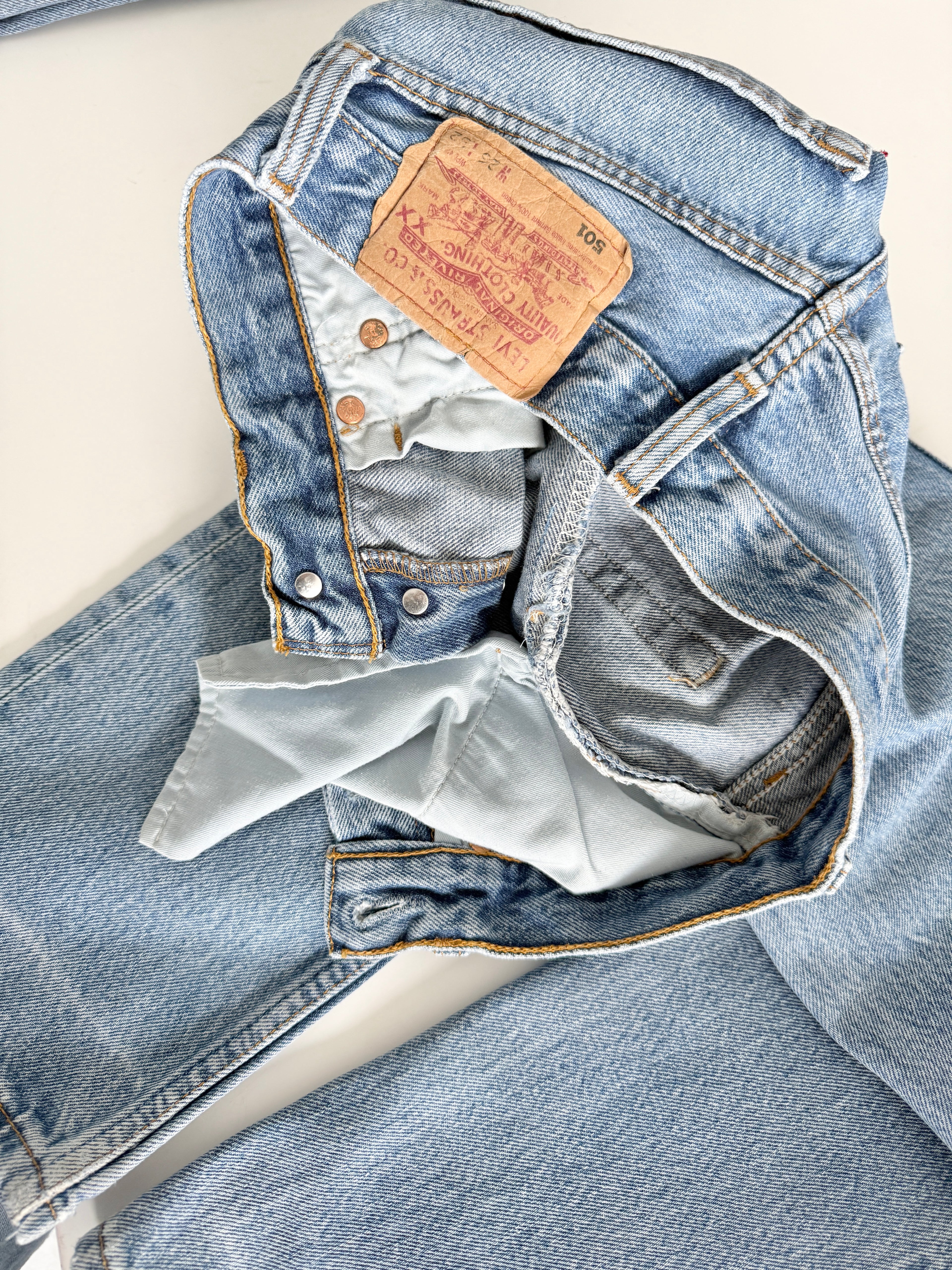 W25 L31 vintage Levis 501 24-25” measured medium light blue faded denim 90s 501s
