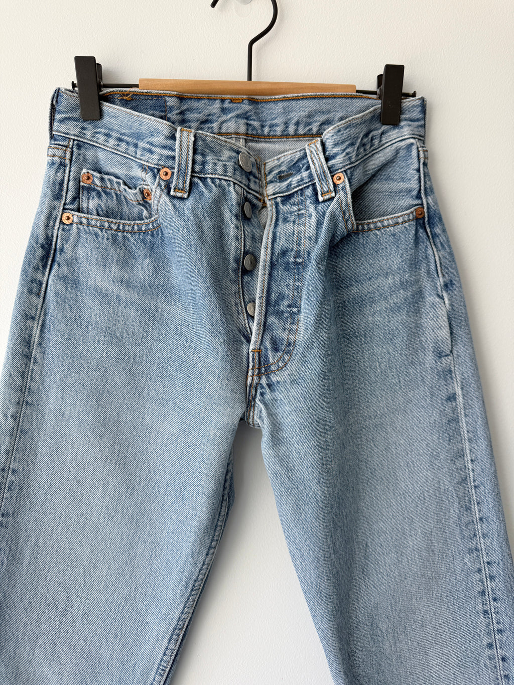 W25 L31 vintage Levis 501 24/25” measured waist medium light blue 501s 90s  USA nl