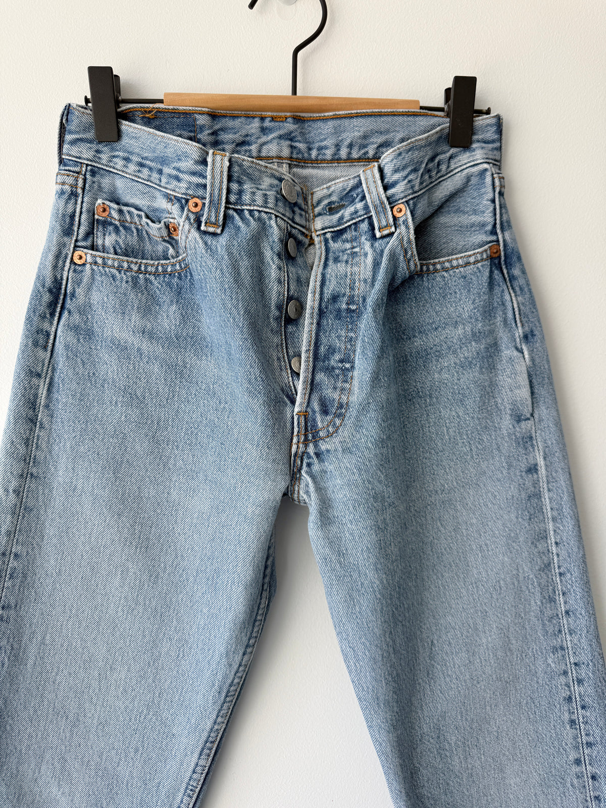 W25 L31 vintage Levis 501 24/25” measured waist medium light blue 501s 90s  USA nl