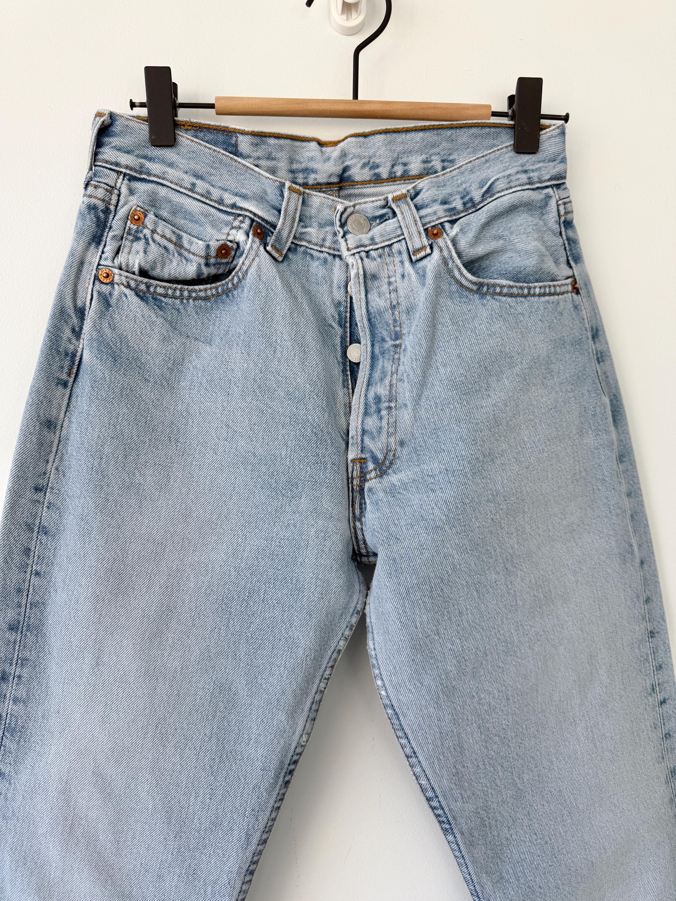 W25 L31 vintage Levis 501 24-25” measured waist faded medium blue made in USA 90s