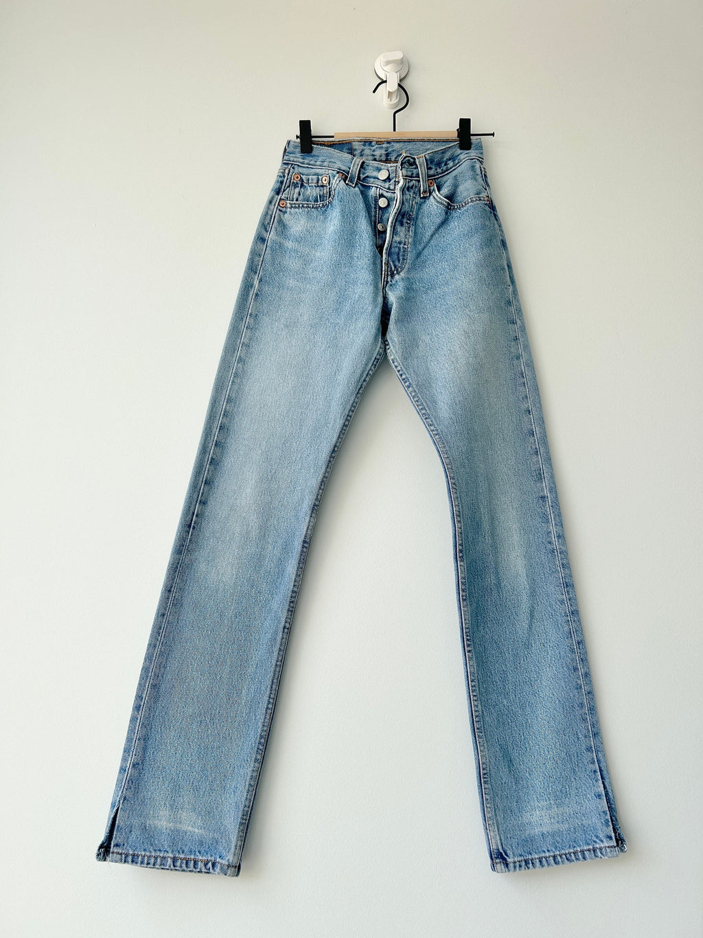Levis 501 vintage w23 L31 Levi’s medium faded blue made in USA 90s straight leg 501 vintage Levi’s 501 for women