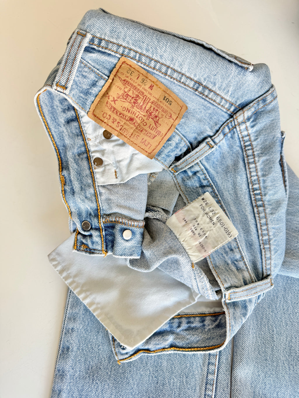 W25 L32 vintage Levis 501 medium light blue 24/25” measured waist 501s USA 90s for women tag