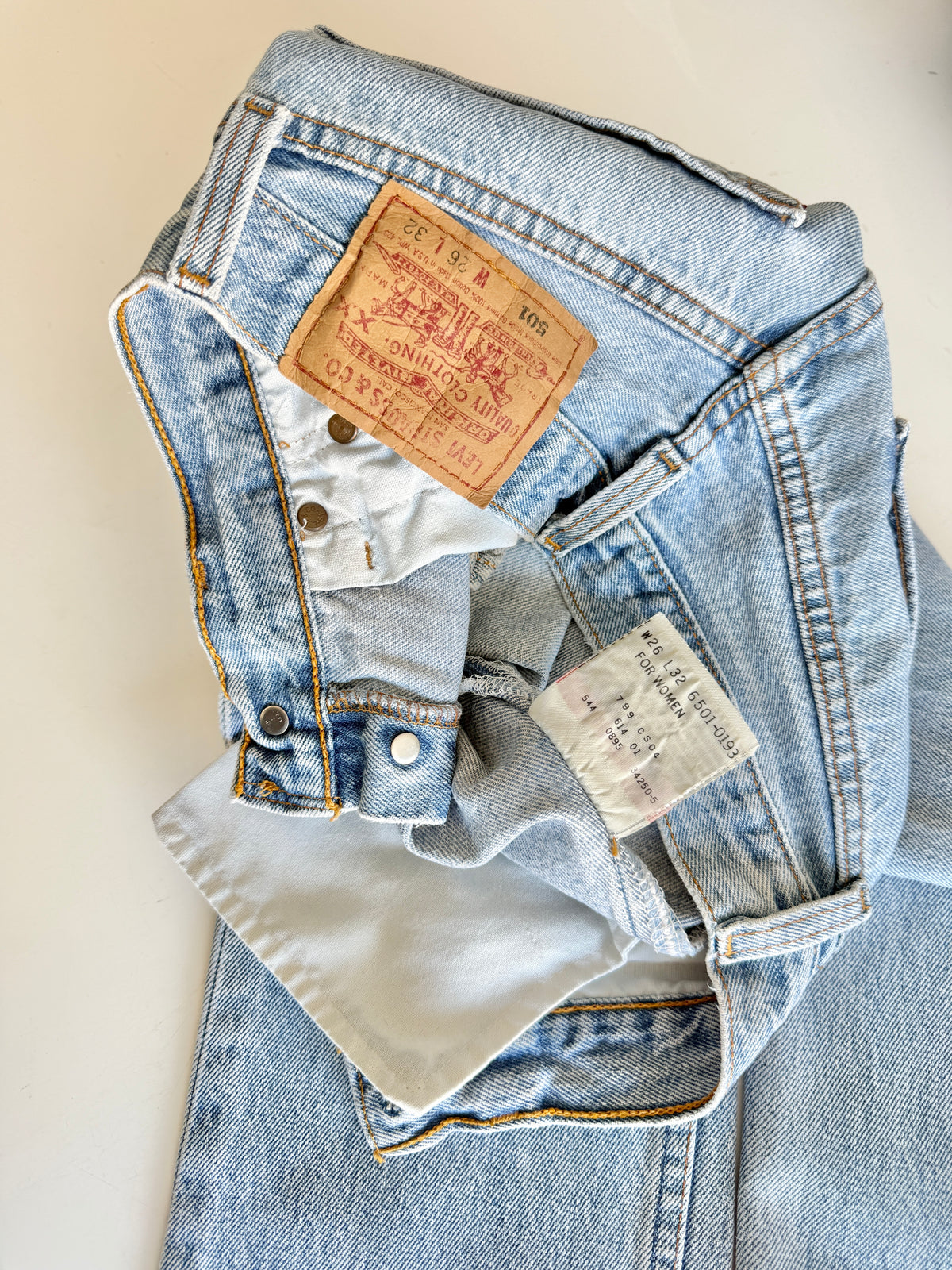 W25 L32 vintage Levis 501 medium light blue 24/25” measured waist 501s USA 90s for women tag