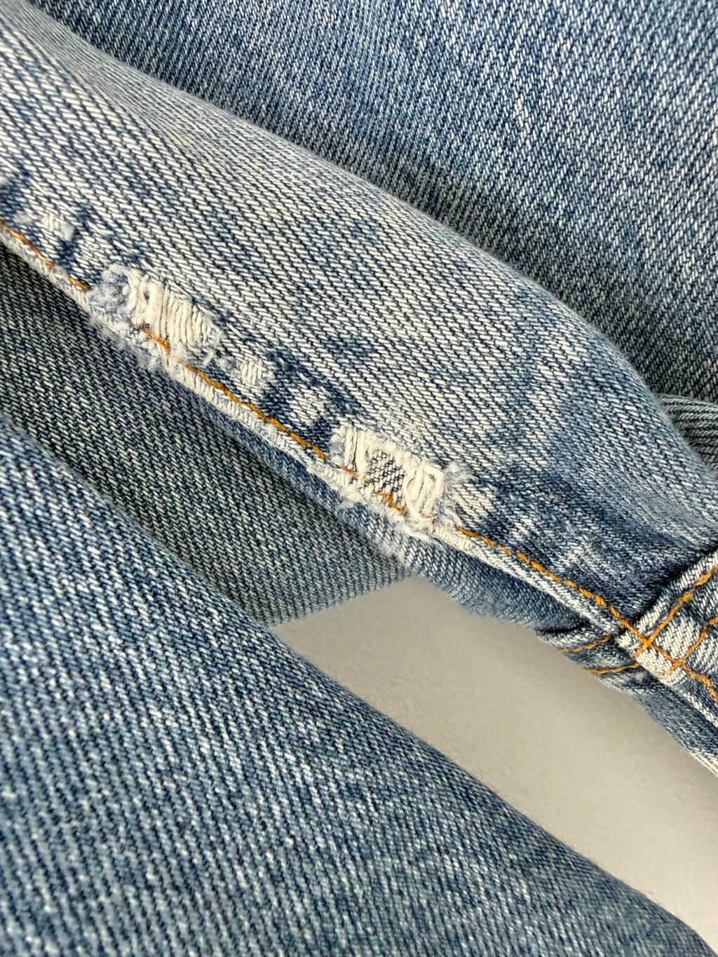 W28 L28 vintage Levis 501 medium blue 26/28” measured waist 501s Y2K
