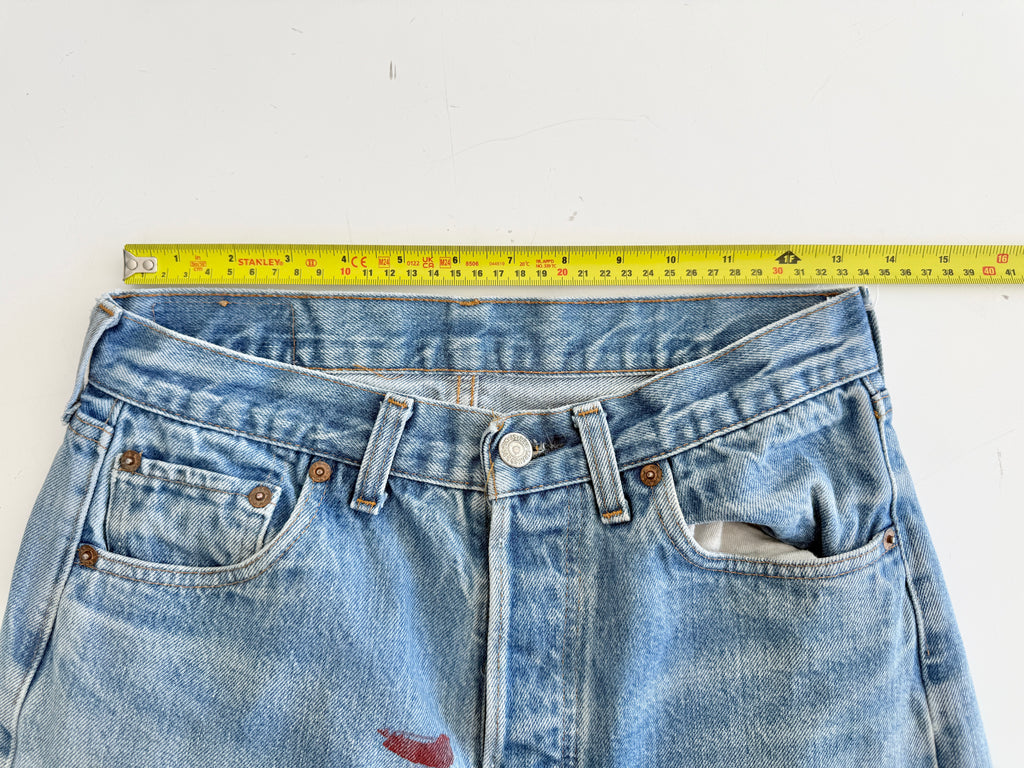 Selvedge W27 L30 vintage Levis 501 26-27”measured medium blue 80s USA 501 selvedge distressed & paint 501s
