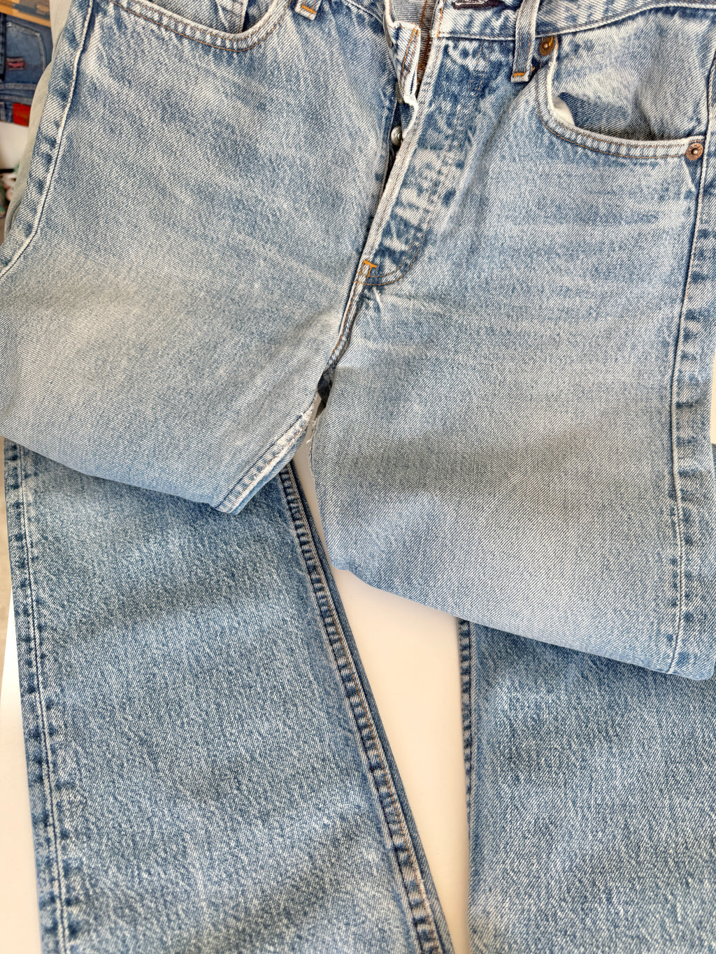 W28 L32 vintage Levis 501 27-28” measured medium faded blue made in 80s