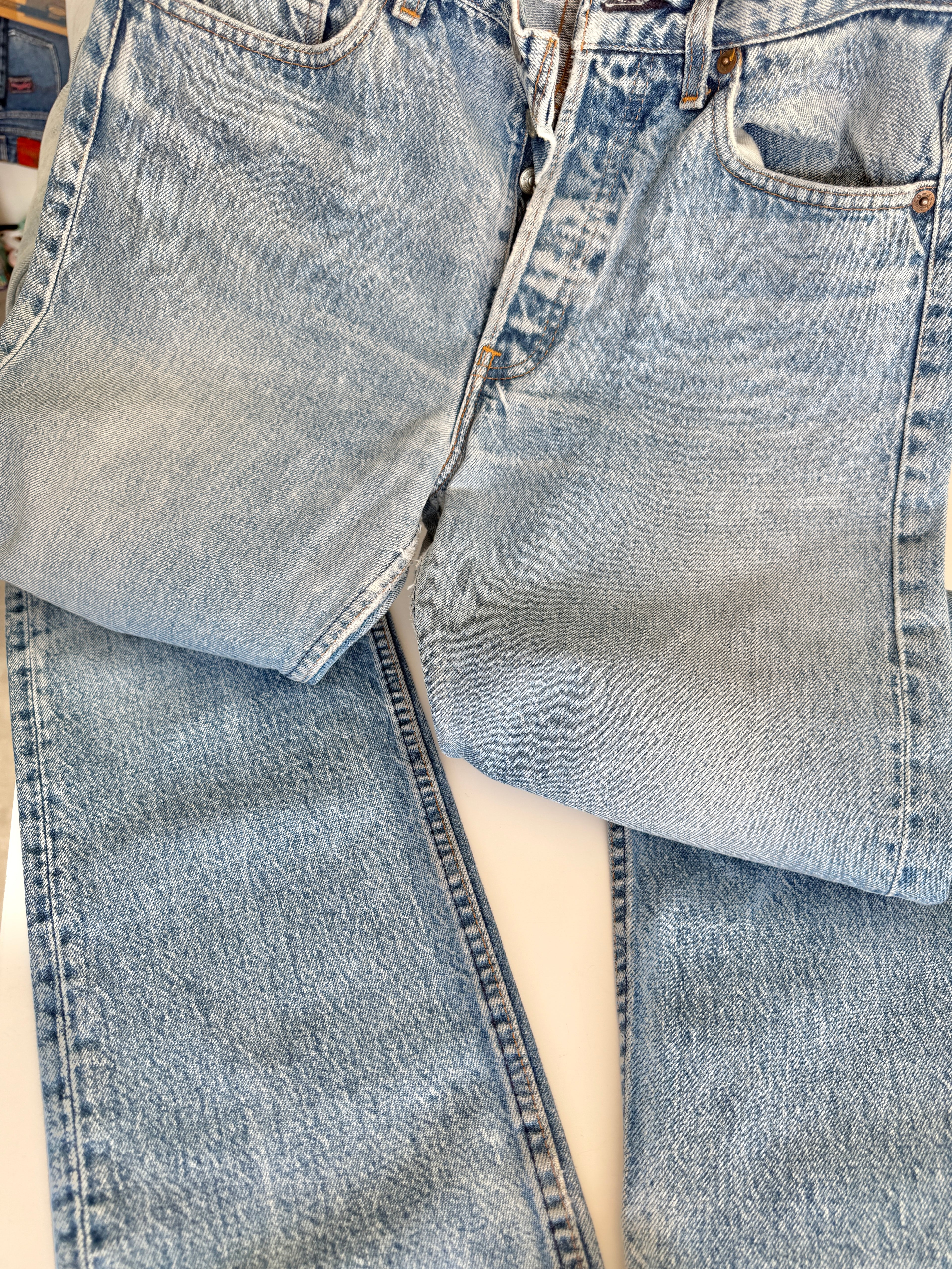 W28 L32 vintage Levis 501 27-28” measured medium faded blue made in 80s