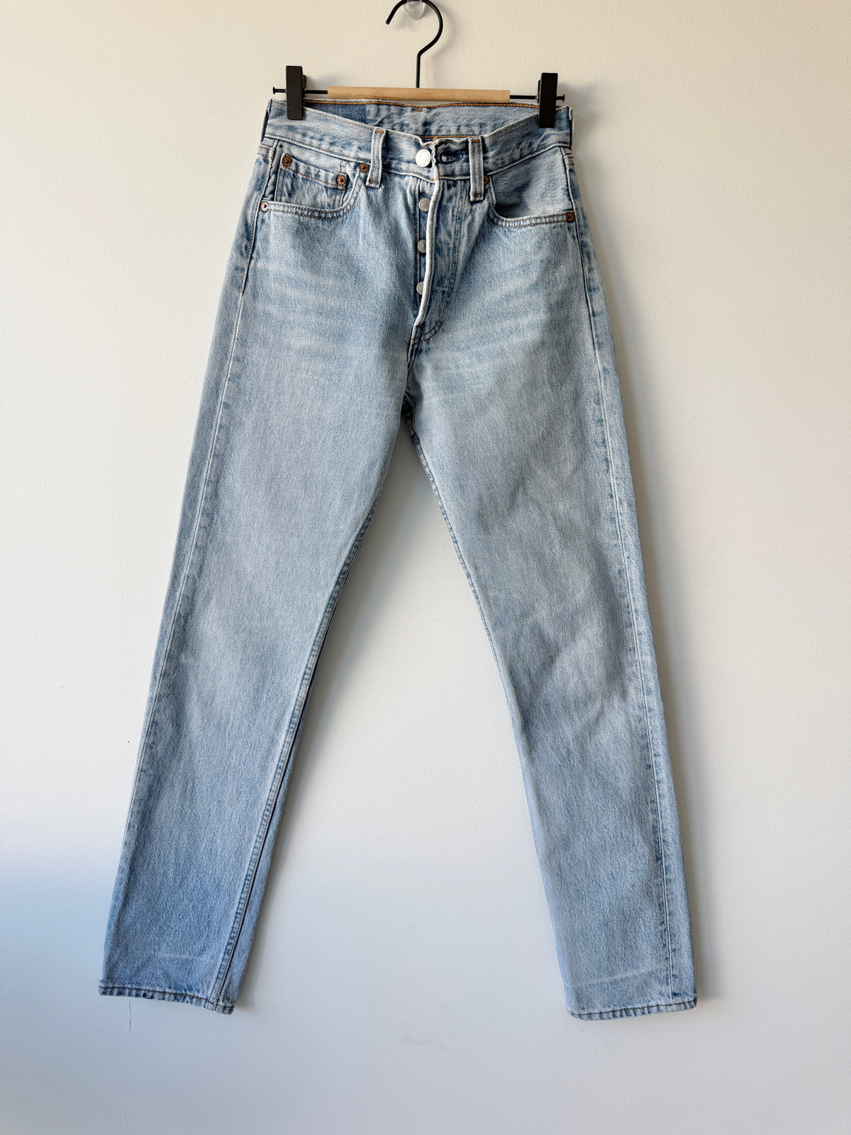 W25 L32 vintage Levis 501 medium light blue 24/25” measured waist 501s USA 90s for women tag