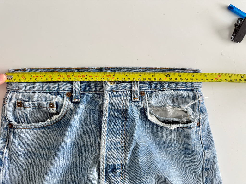 W28 L32 vintage Levis 501 27/28” measured medium light blue faded 80s USA Levi’s 501s golden buttons