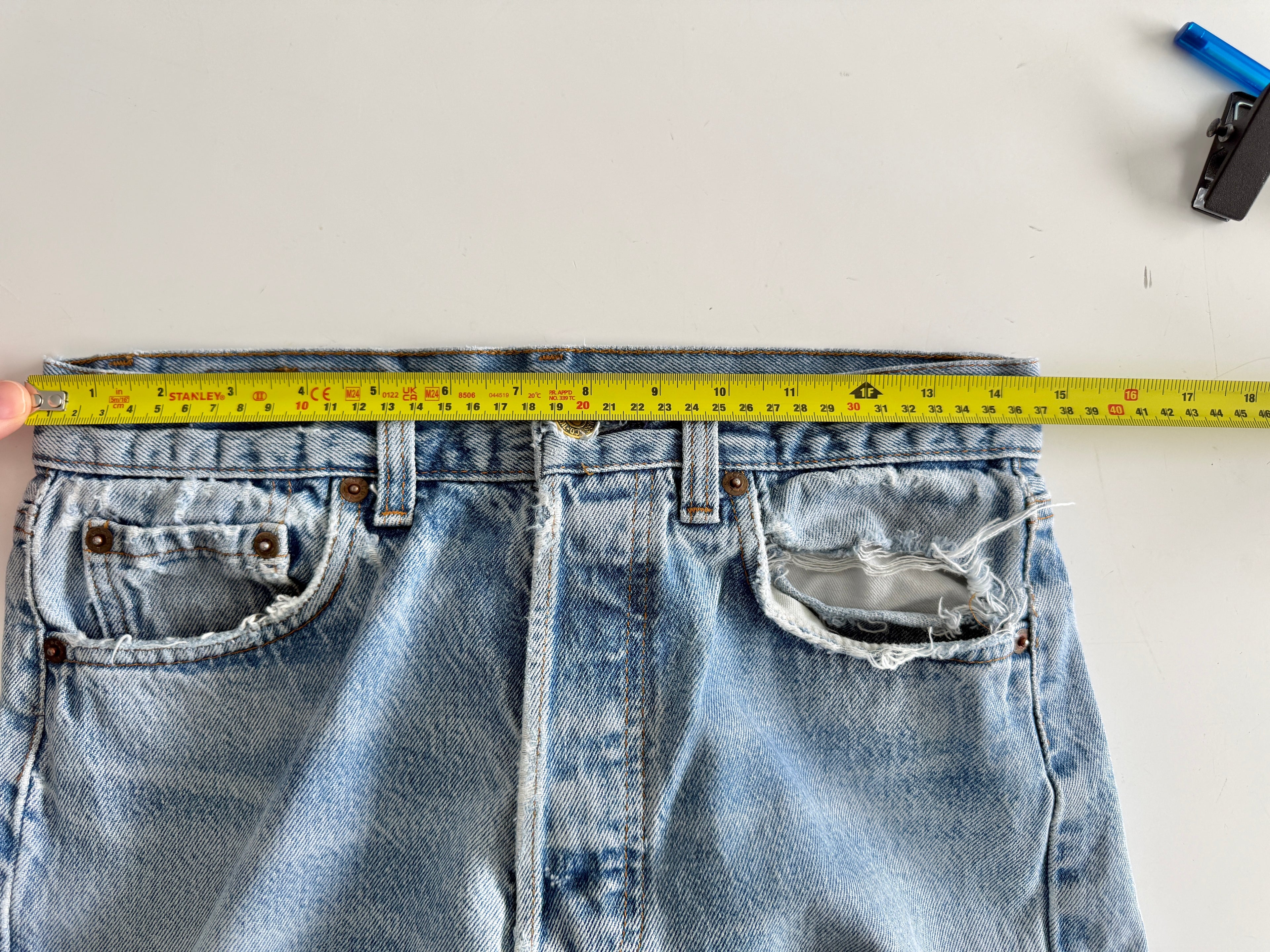 W28 L32 vintage Levis 501 27/28” measured medium light blue faded 80s USA Levi’s 501s golden buttons