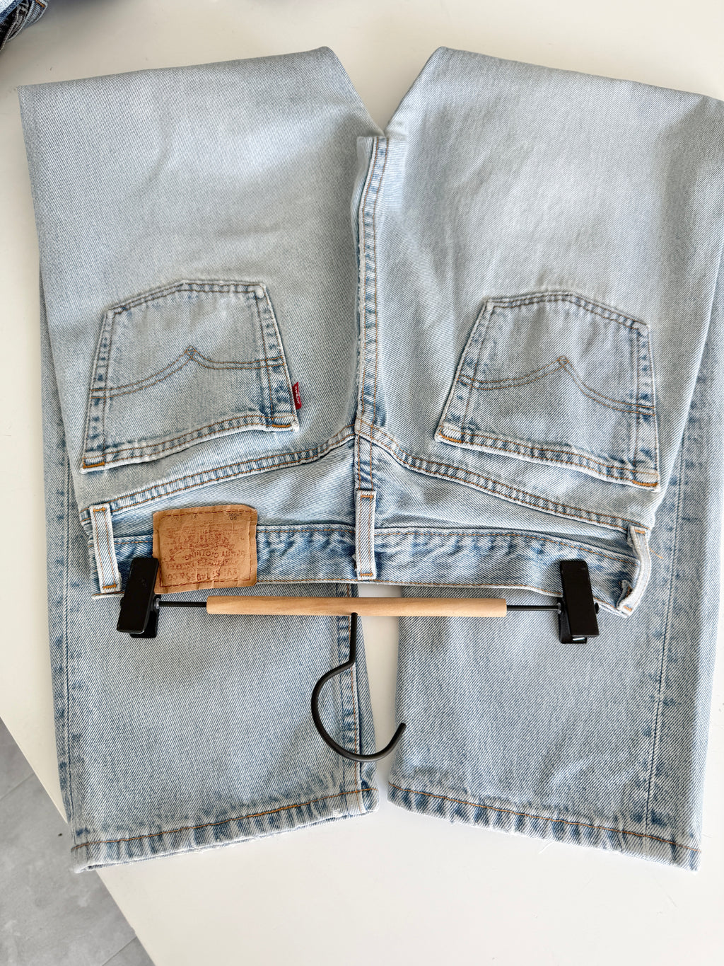 Distressed W28 L29 vintage Levis 501 27/28” measured light faded blue denim 90’s 501s USA student fit